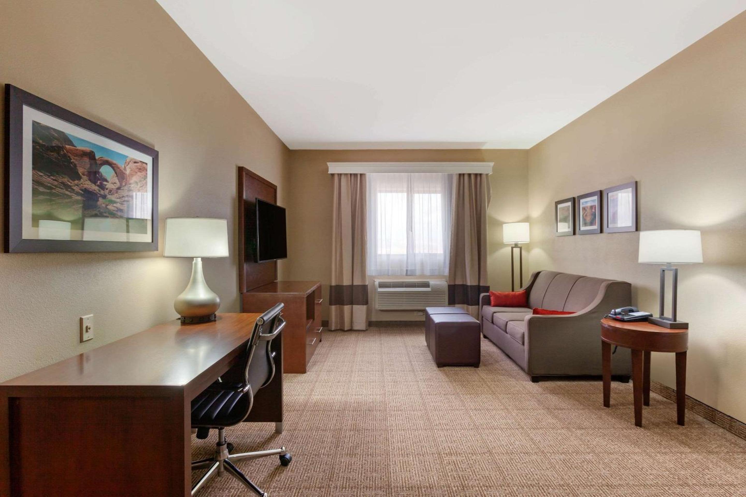 King Suite - Non-Smoking - Photo 1