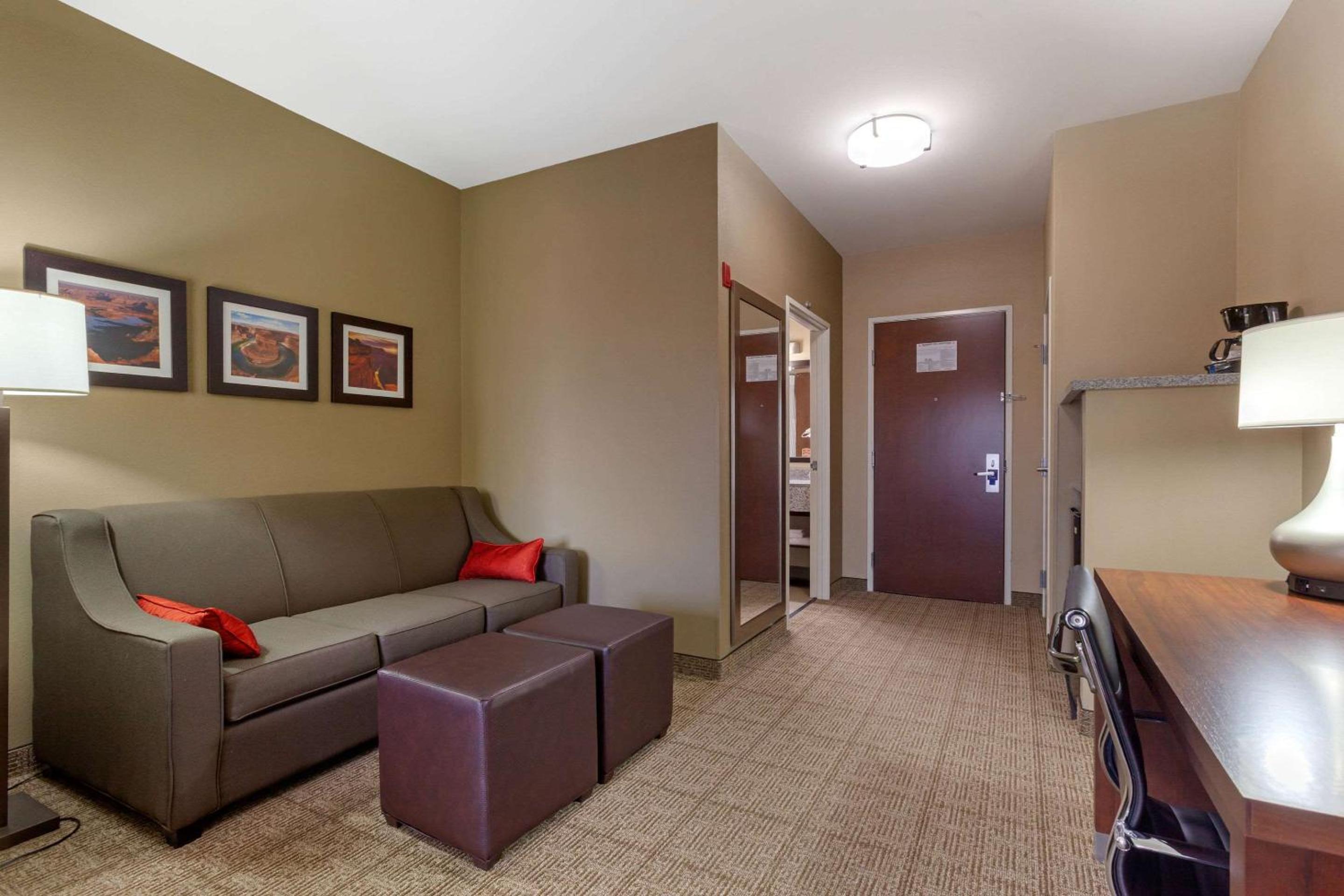 King Suite - Non-Smoking - Photo 2