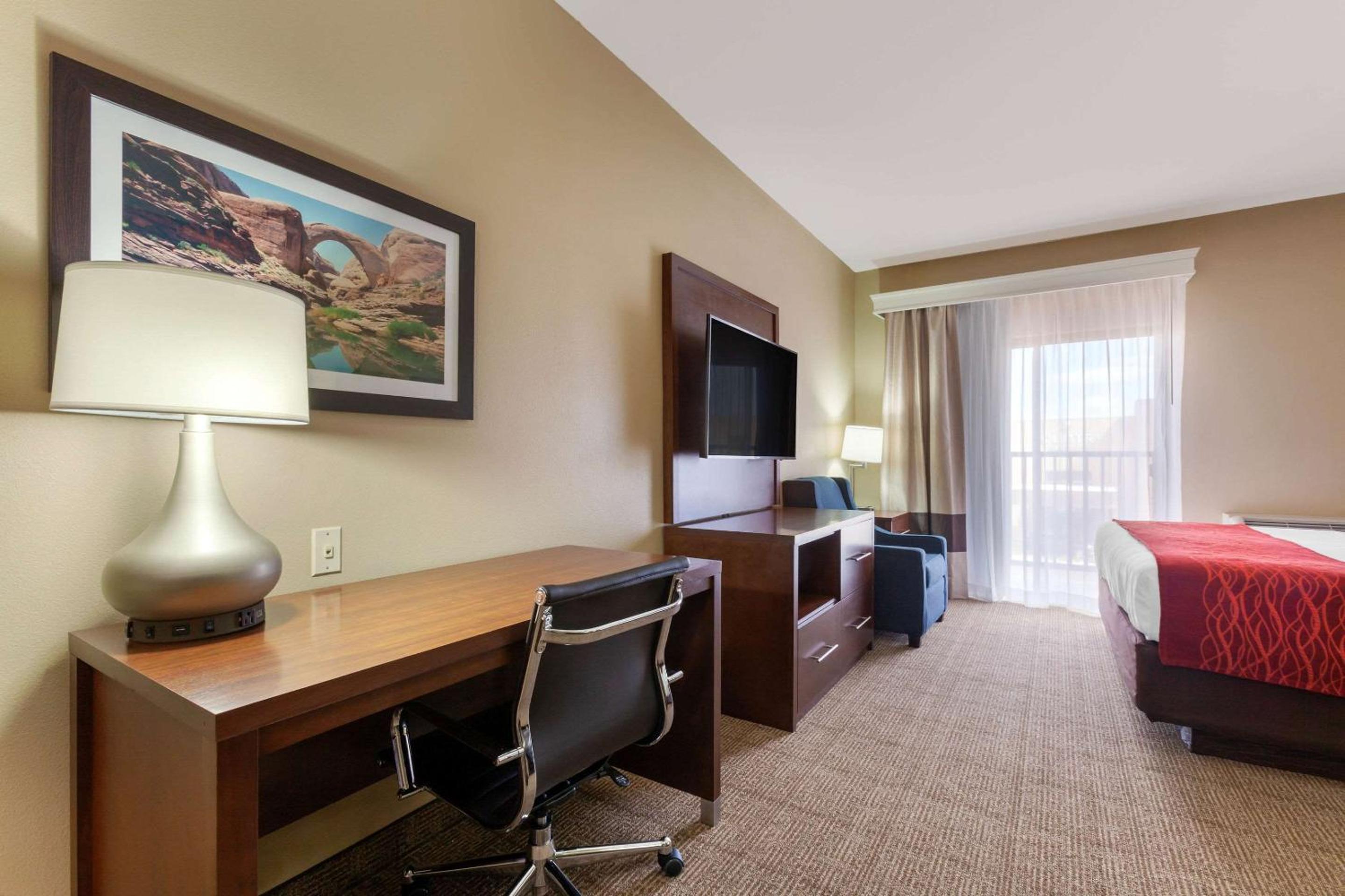 King Suite - Non-Smoking - Photo 5