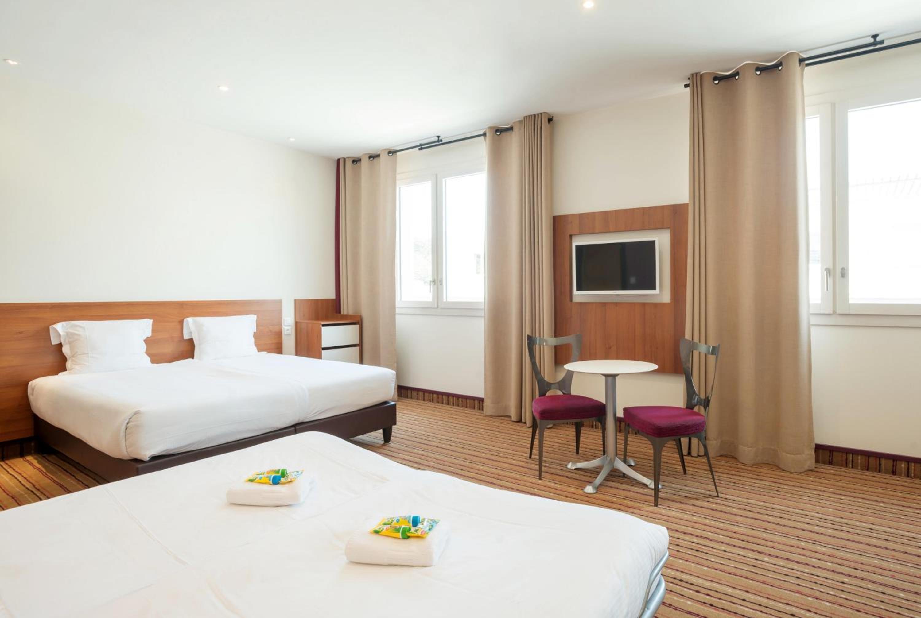 Family Room (2 Adults + 2 Children Up To 14 Years Old))