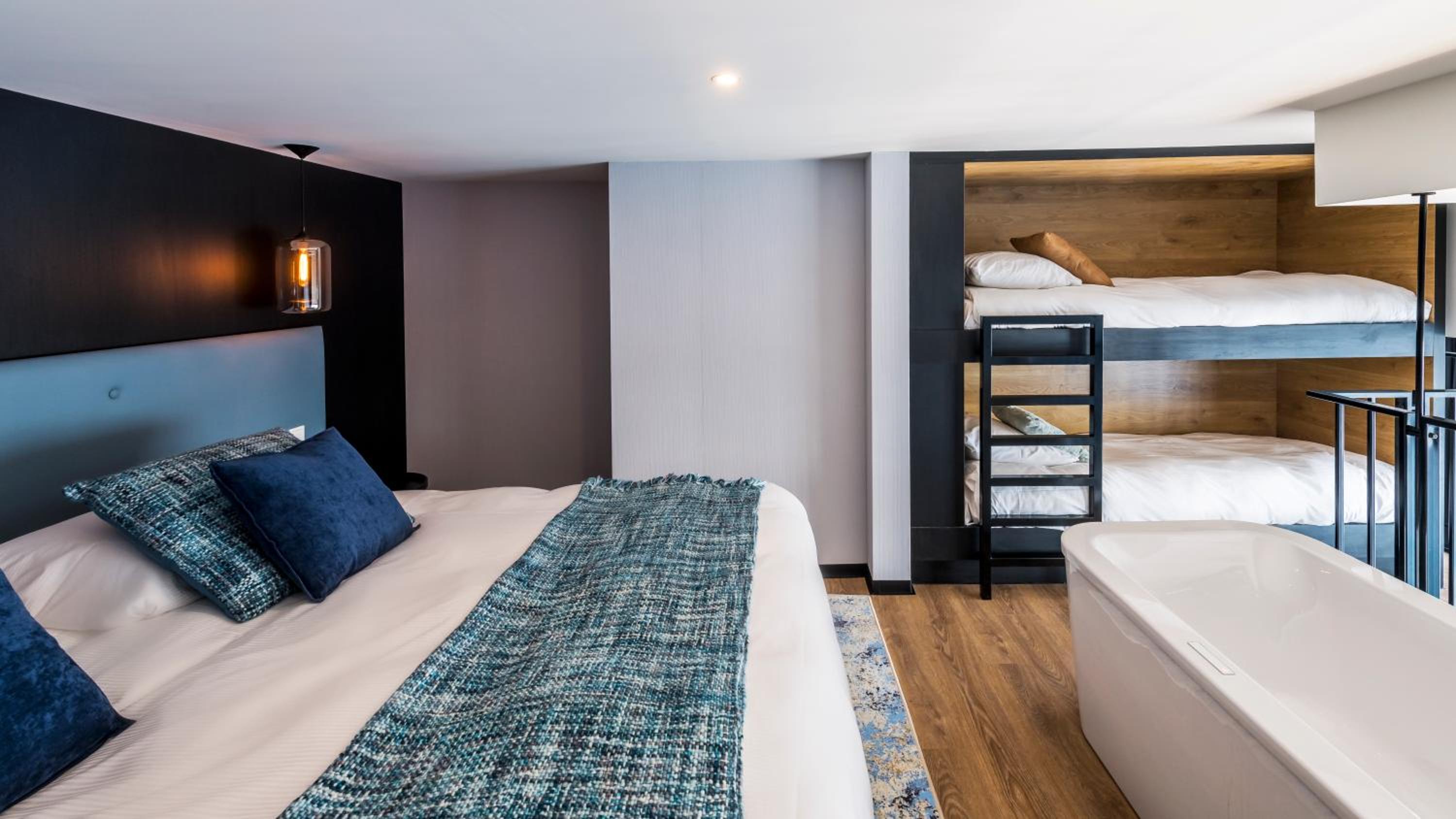 Loft 18K6 with bathtub and view over Zandvoort photo 3