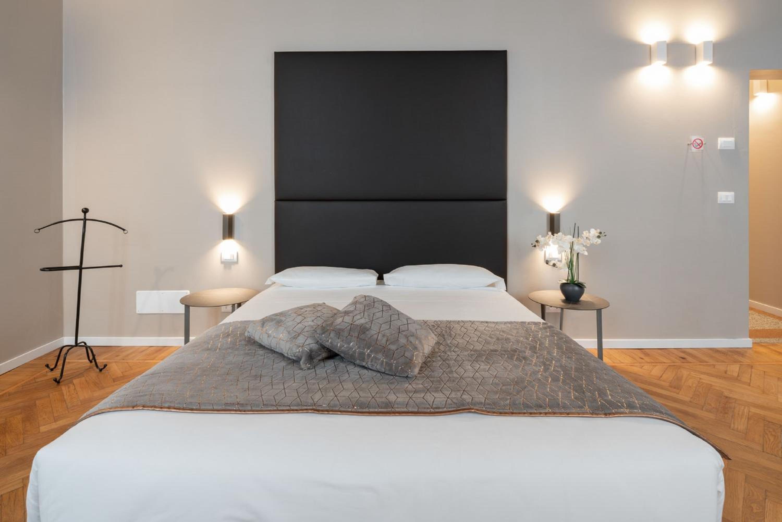 Deluxe Junior Suite with Canal View thumbnail 6