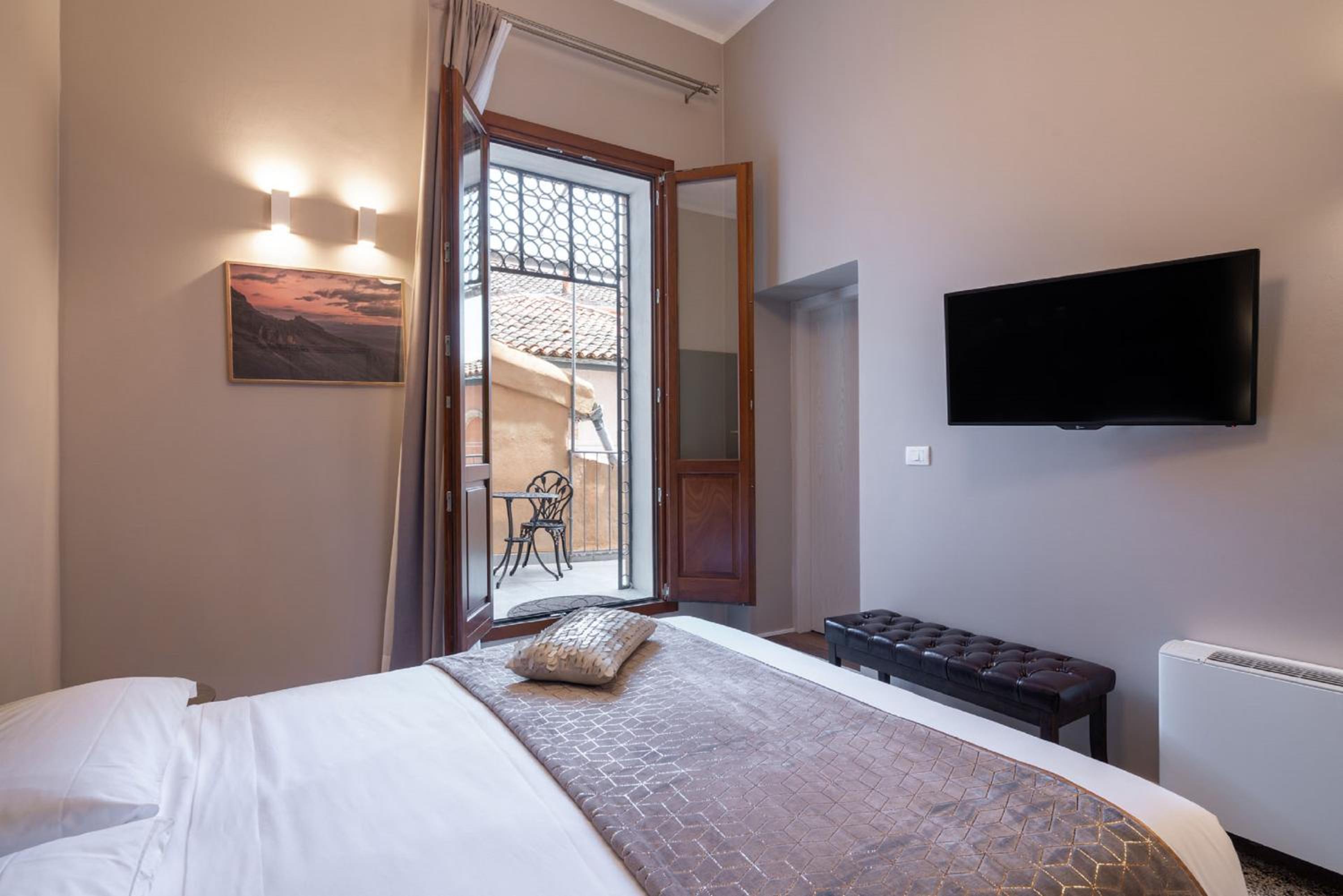 Standard Double Room with Balcony thumbnail 6