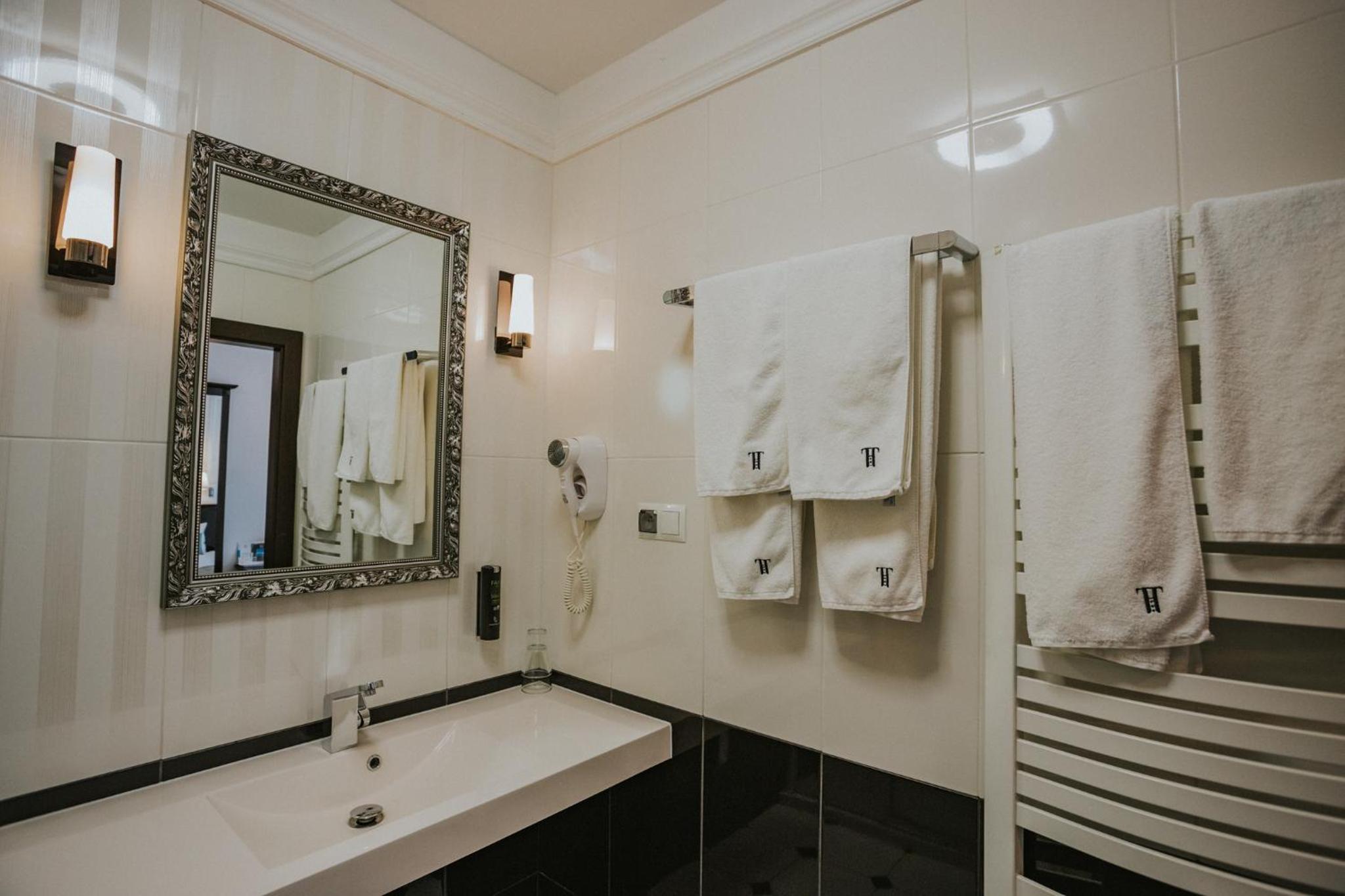 Large Twin Room - Photo 8