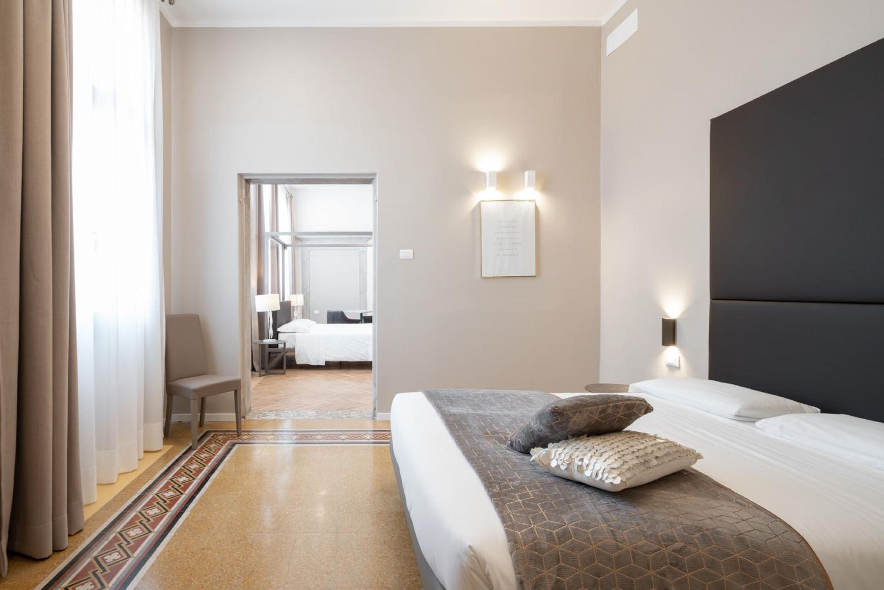 Superior Suite with Canal View thumbnail 6