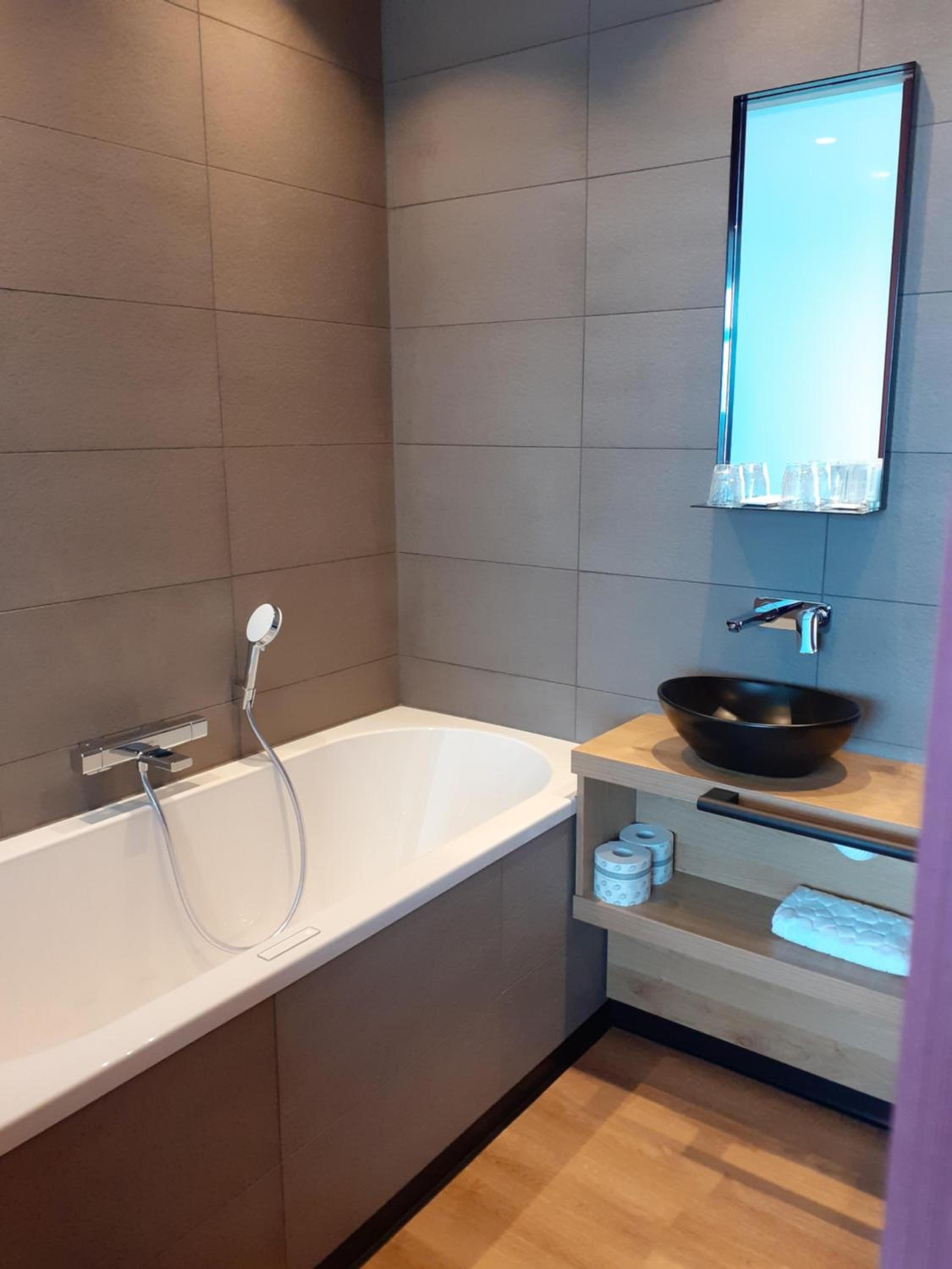 Large Room with Bathtub photo 3