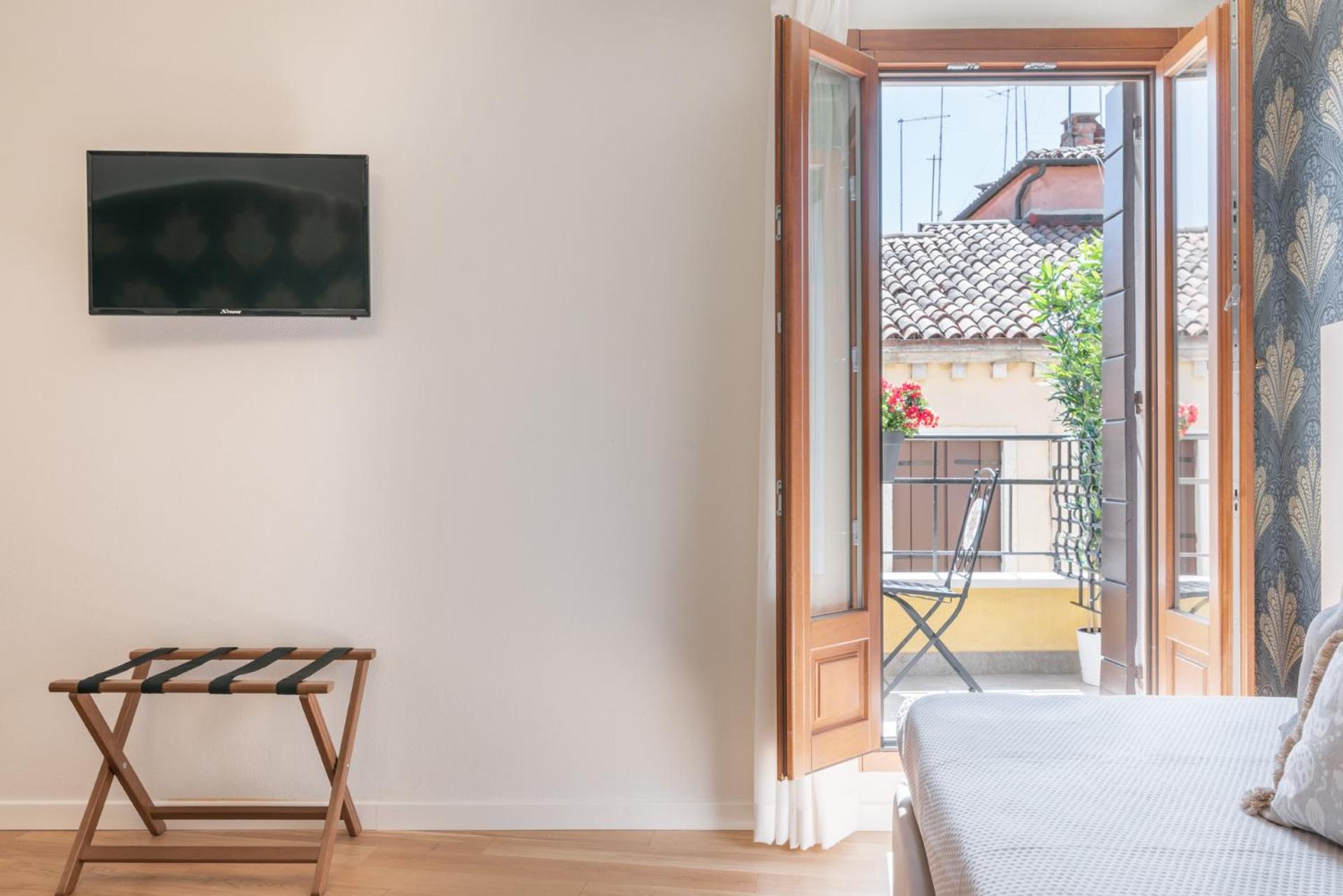 Deluxe Double Room with Balcony photo 1