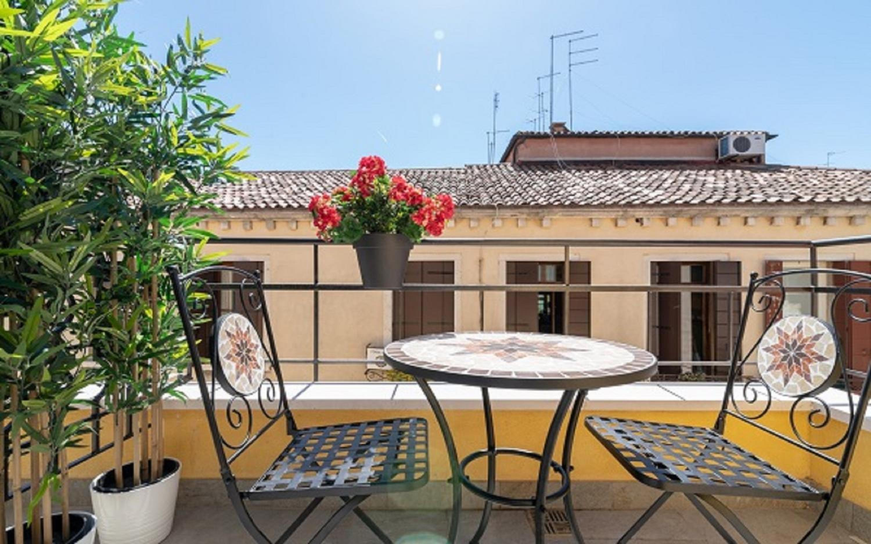Deluxe Double Room with Balcony photo 3