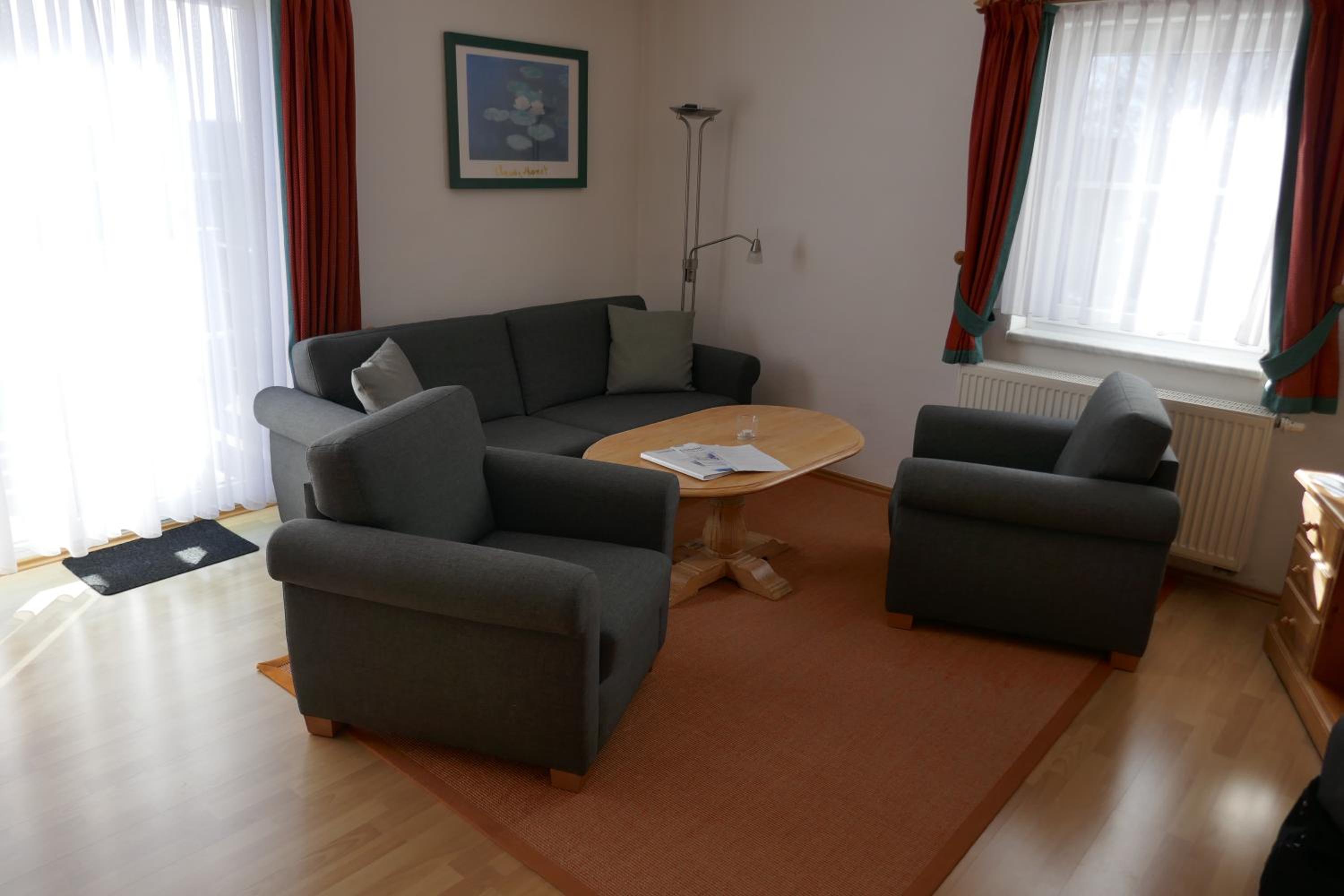 One-Bedroom Apartment photo 1