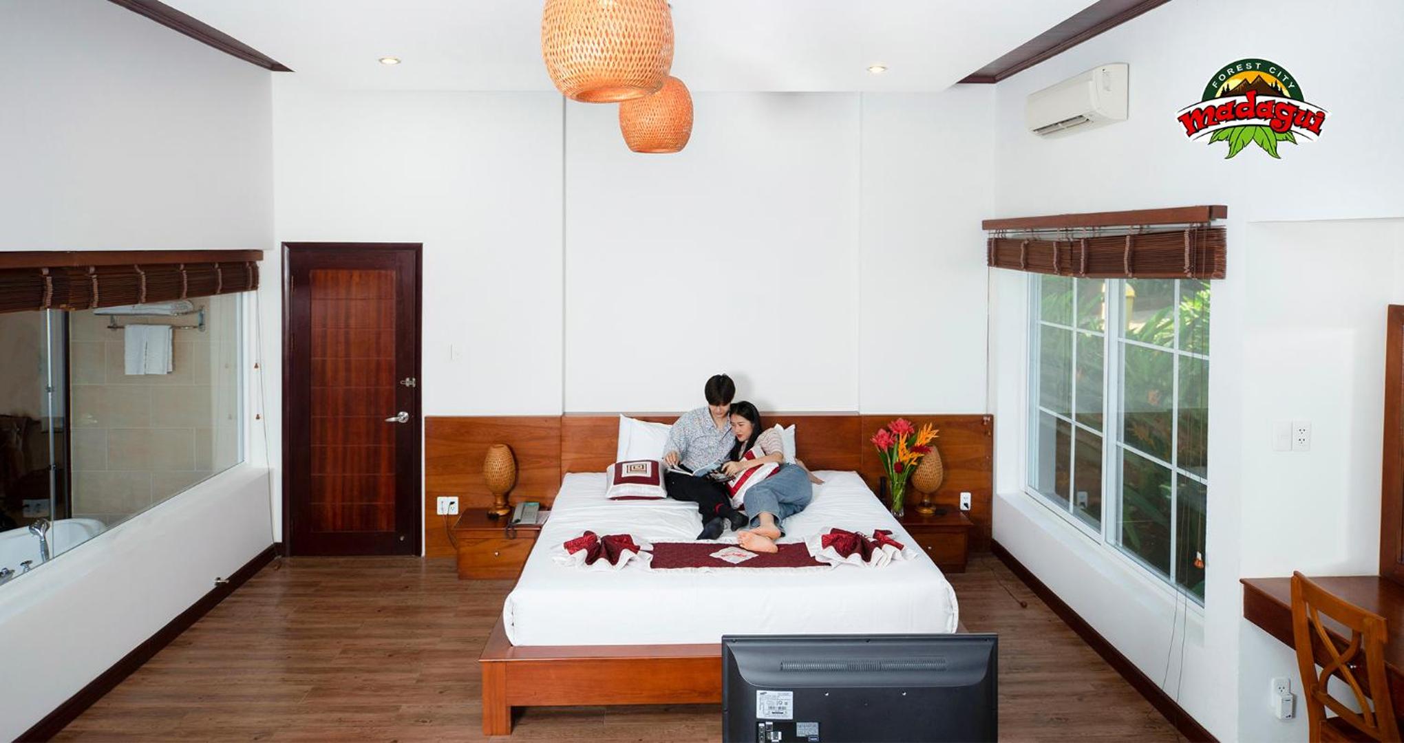 Queen Room with Pool View photo 3