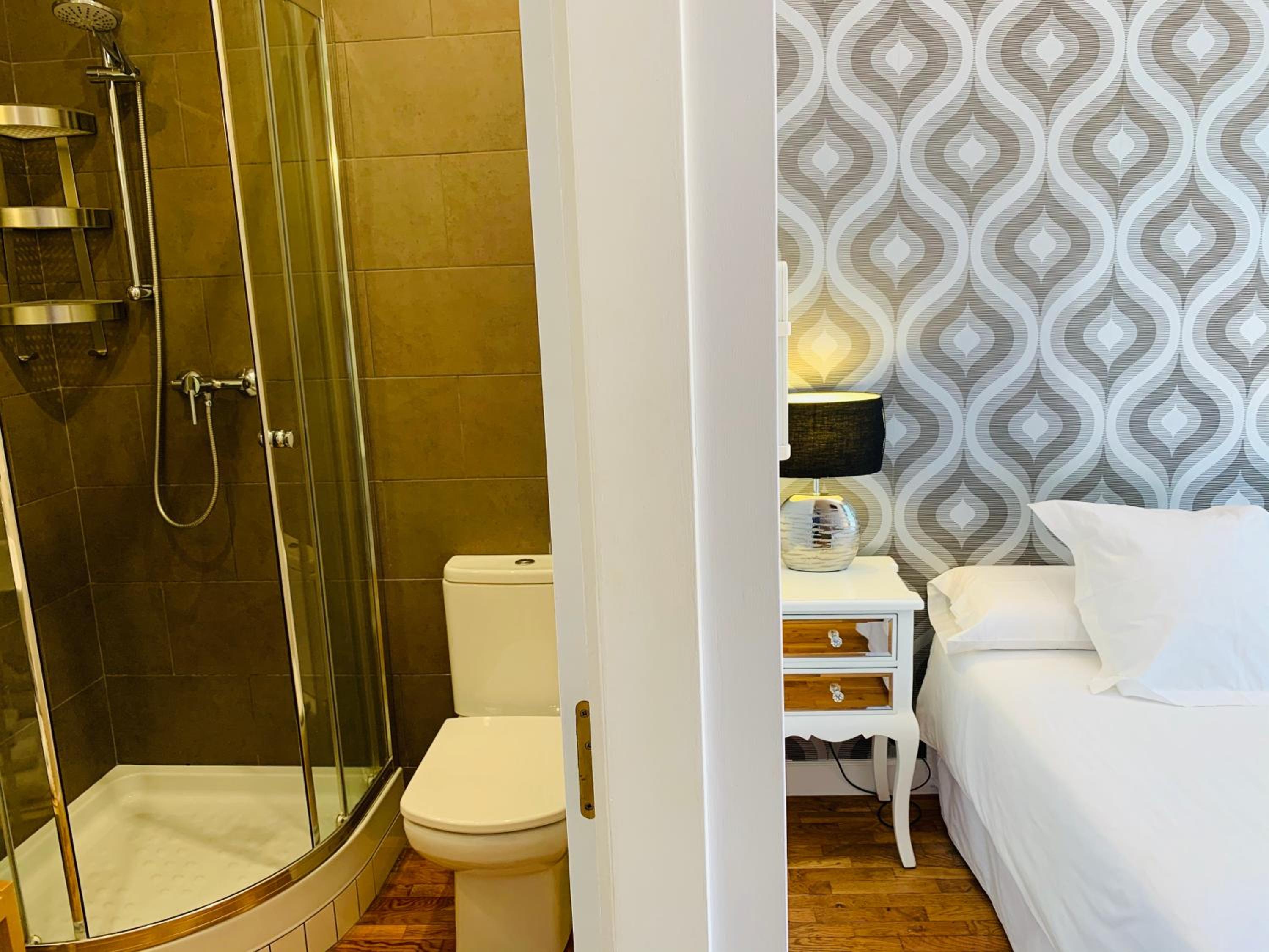 Twin Room with Private Bathroom photo 3