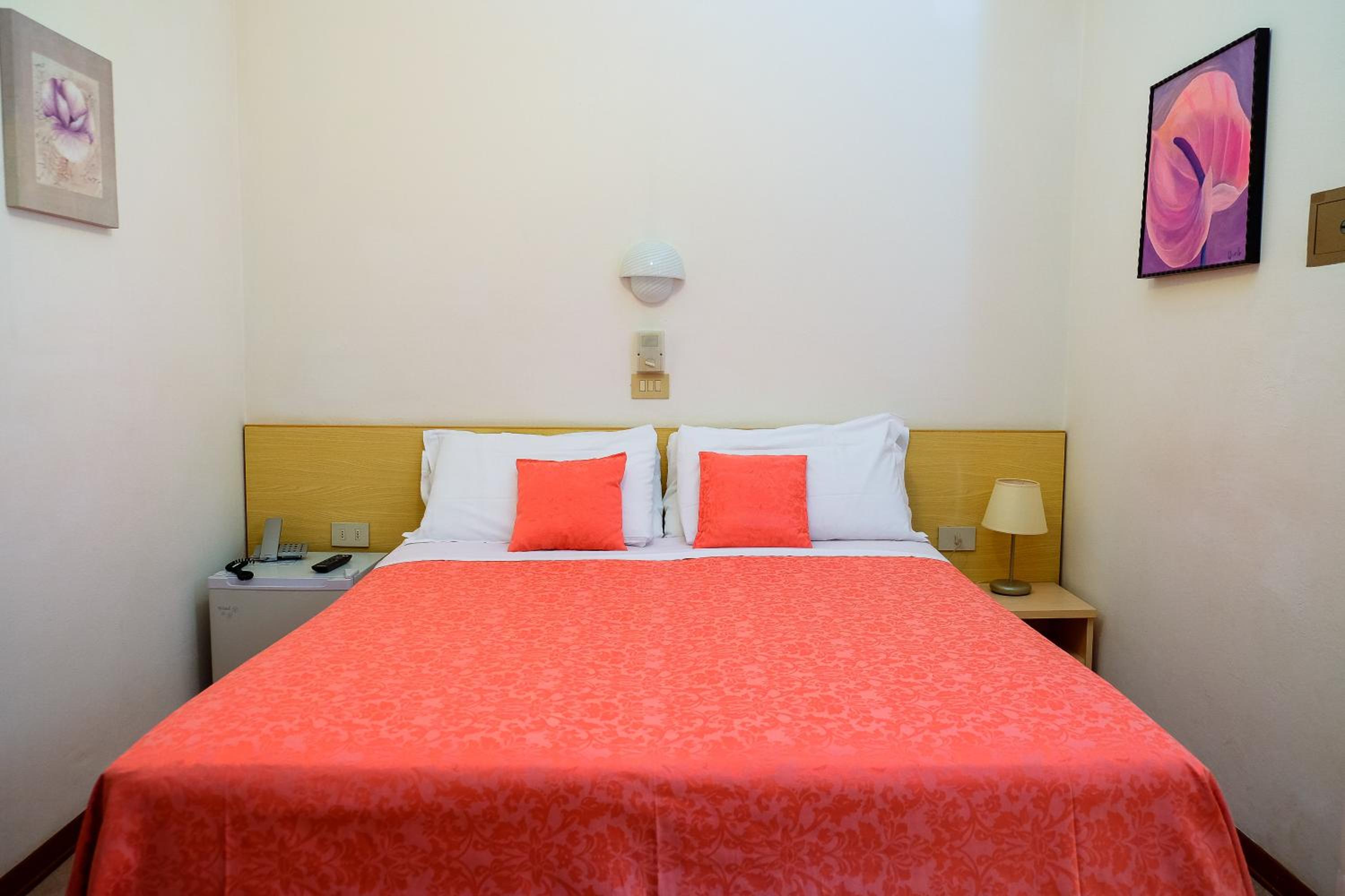 Small Double or Twin Room - Photo 4