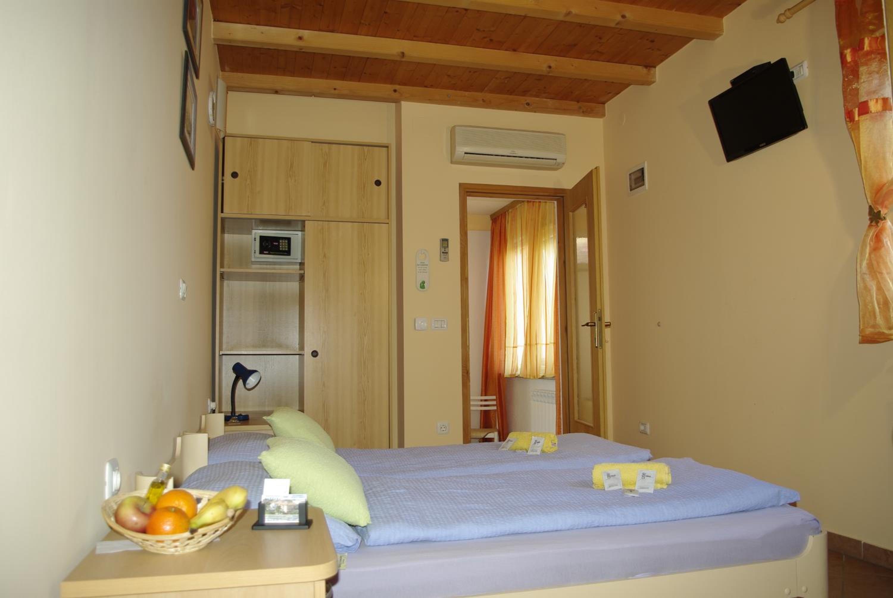 Double Room with Private Bathroom photo 2