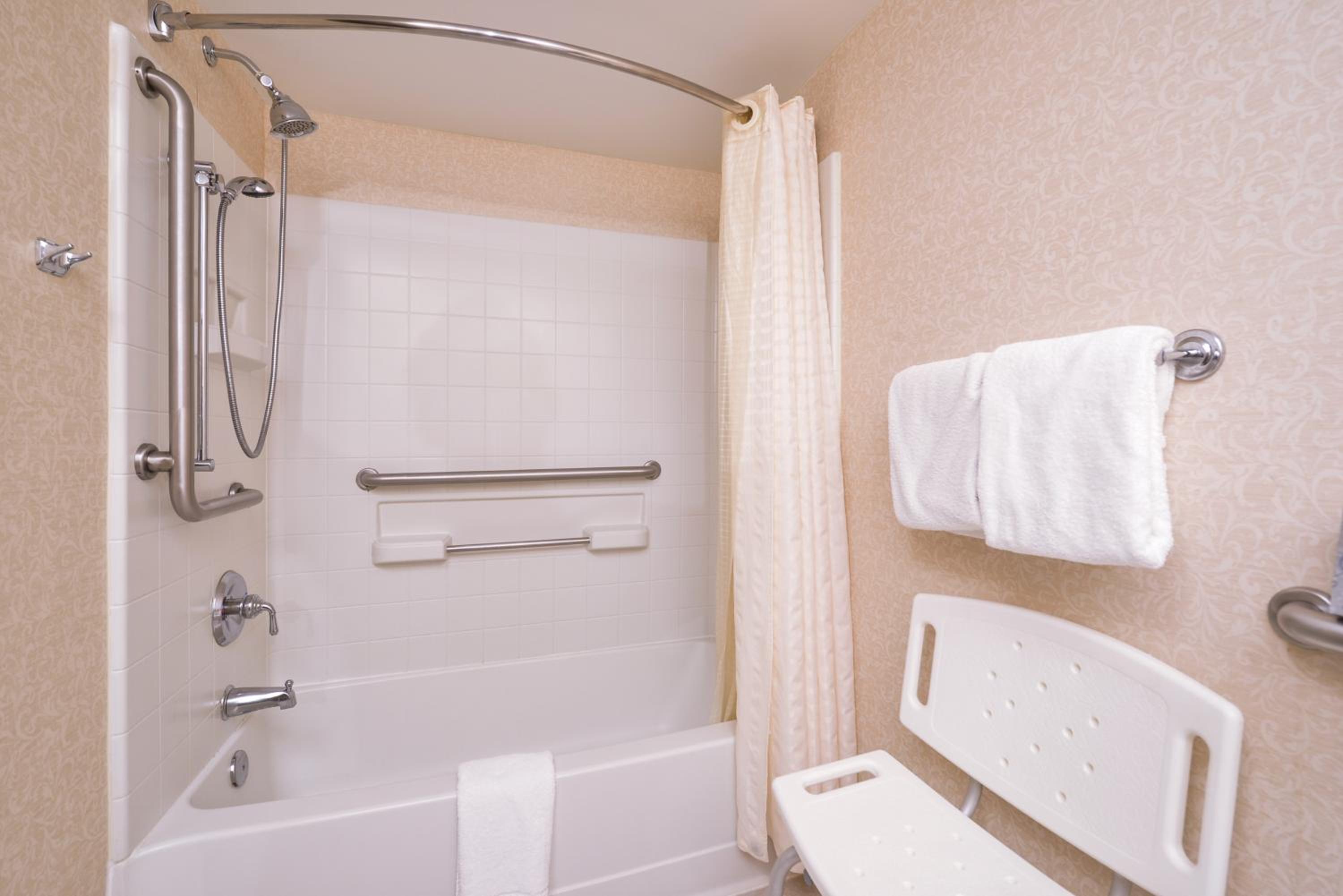 King Room with Bath Tub - Disability Access/Non-Smoking  - Photo 4
