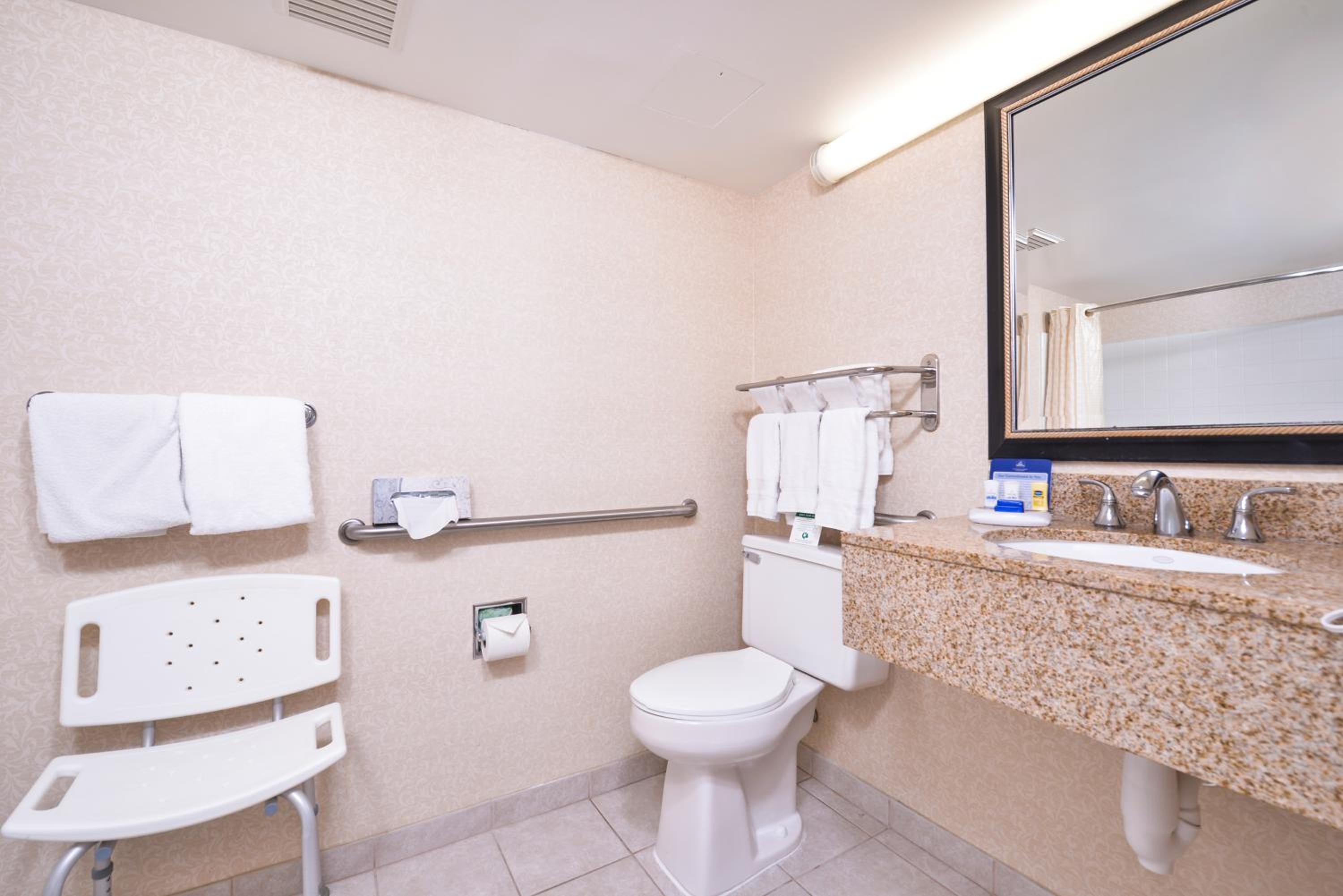 King Room with Bath Tub - Disability Access/Non-Smoking  - Photo 5