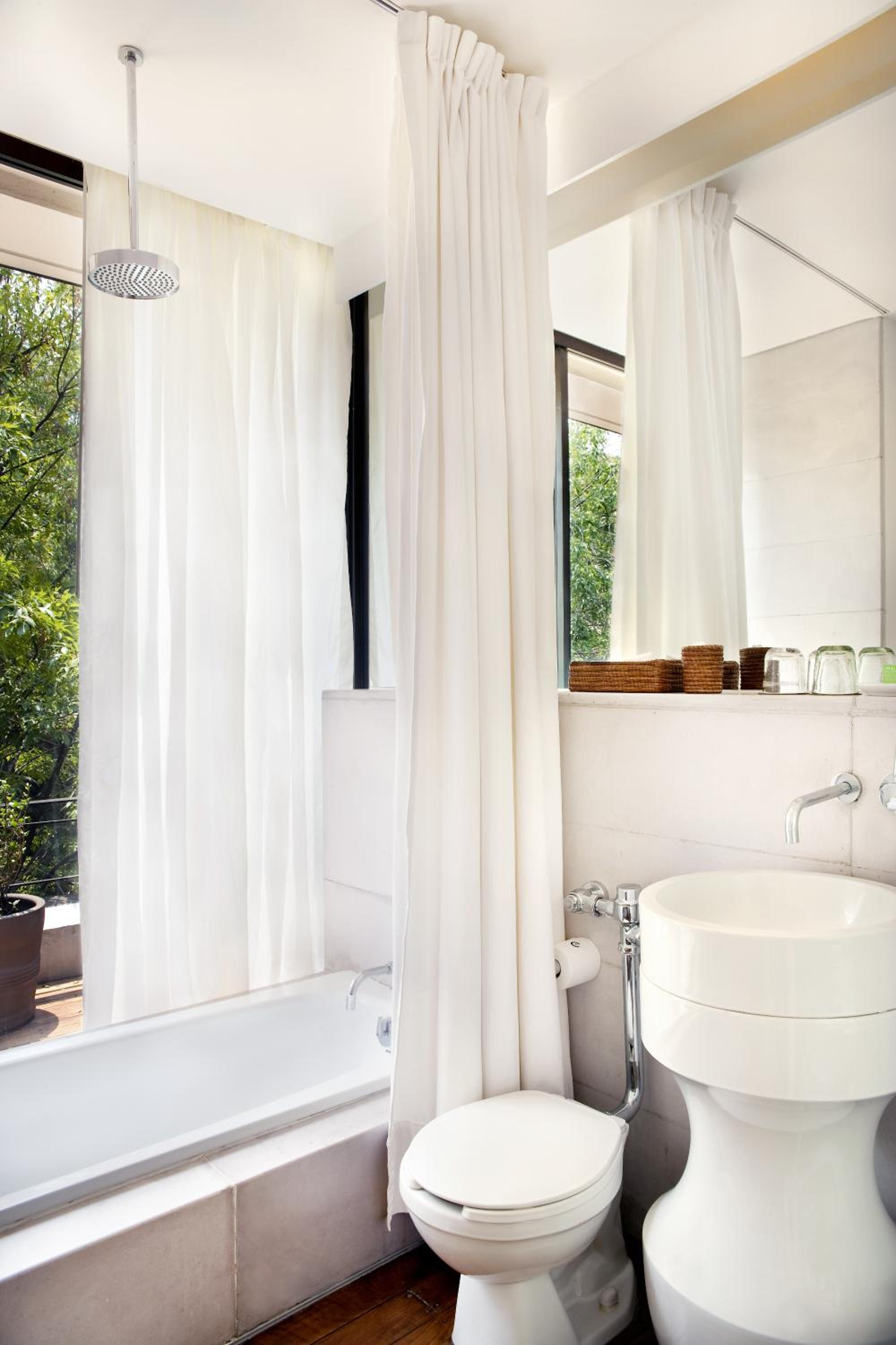 Corner Suite - Photo 4