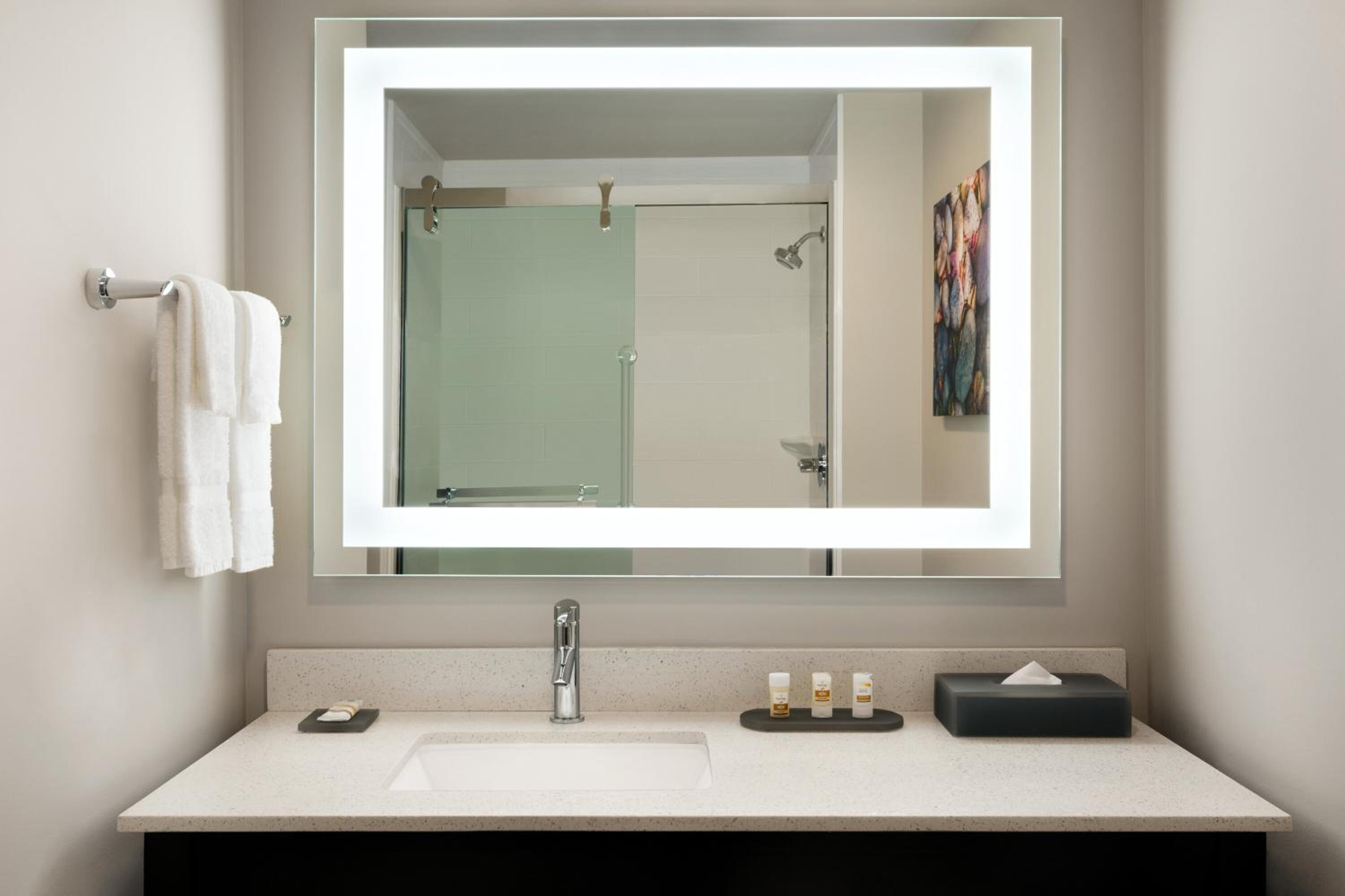 Deluxe King Room with Hearing Impaired Access - Non-Smoking - Photo 7