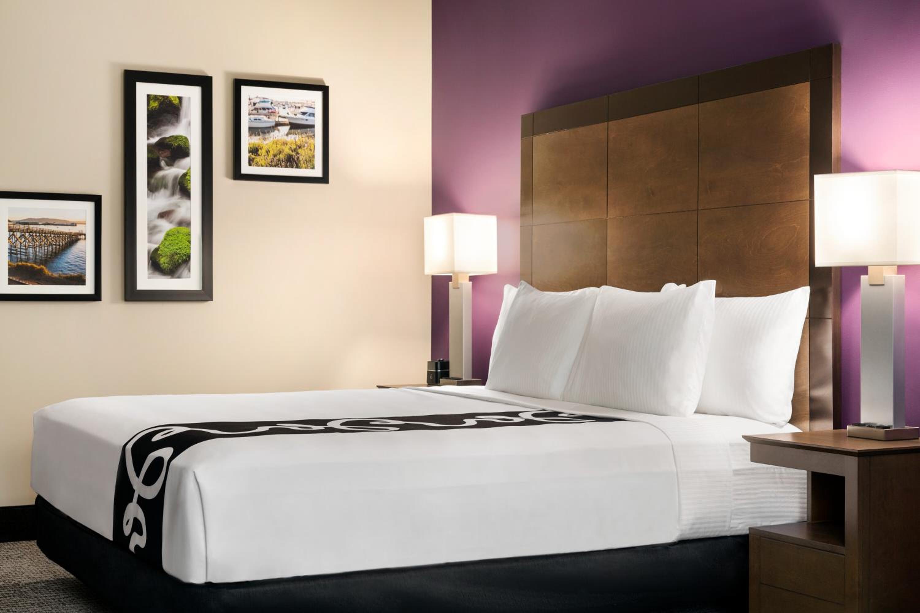 Deluxe King Room with Hearing Impaired Access - Non-Smoking - Photo 1