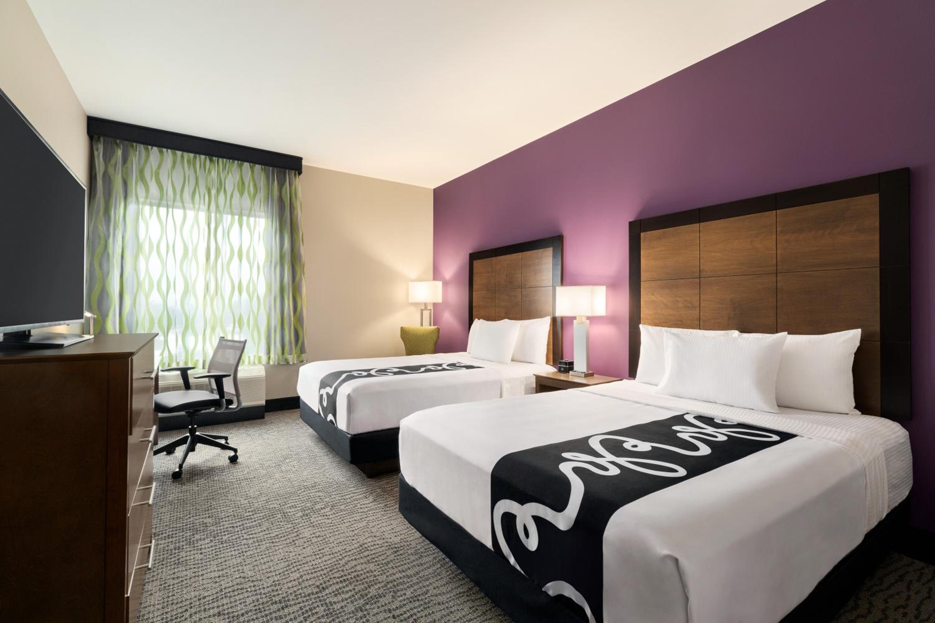 Queen Room with Two Queen Beds - Hearing Impaired Access/Non-Smoking - Photo 4