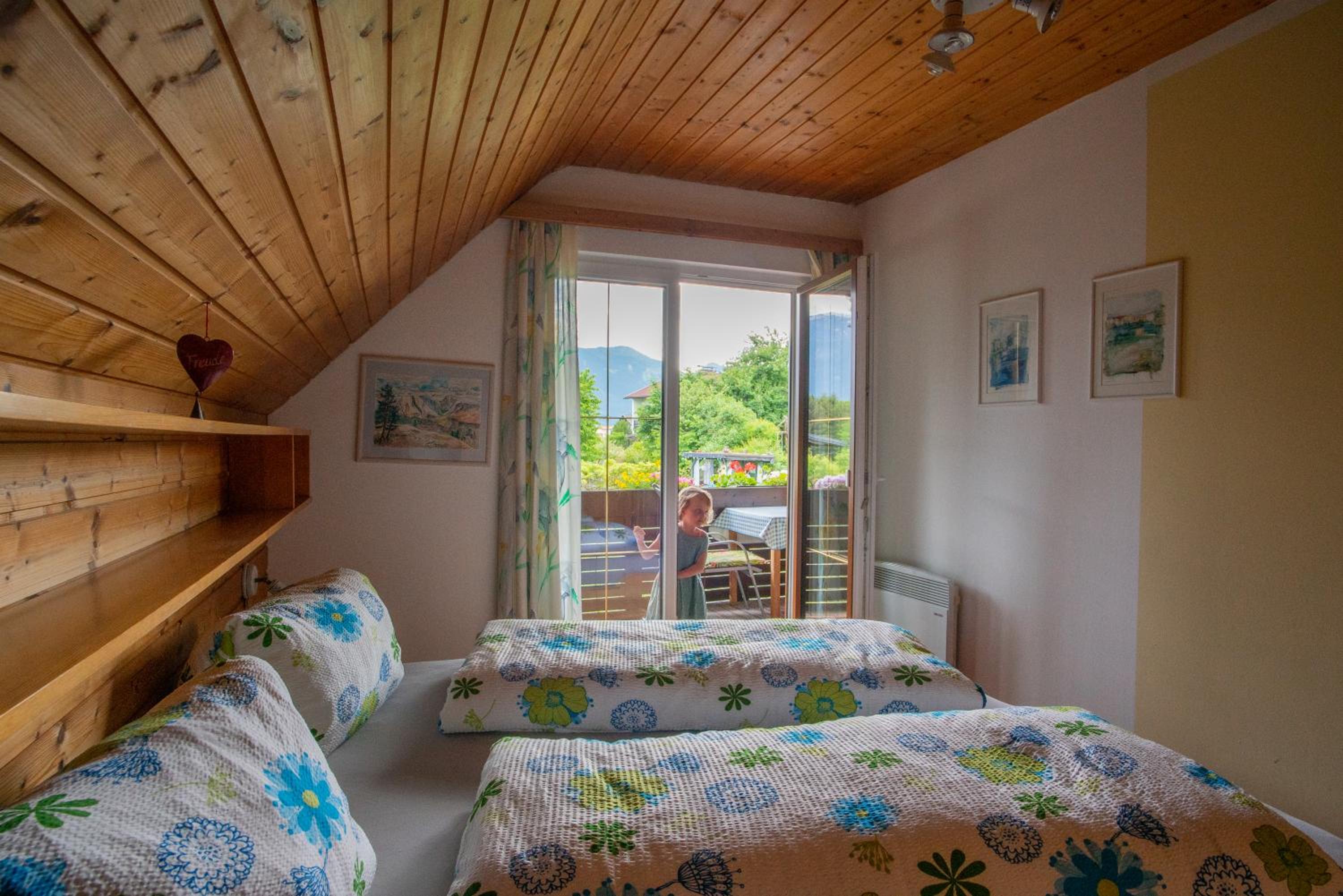 Large One-Bedroom Apartment with Balcony and Lake View photo 3