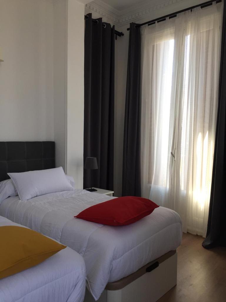 Twin Room with Balcony - Photo 6