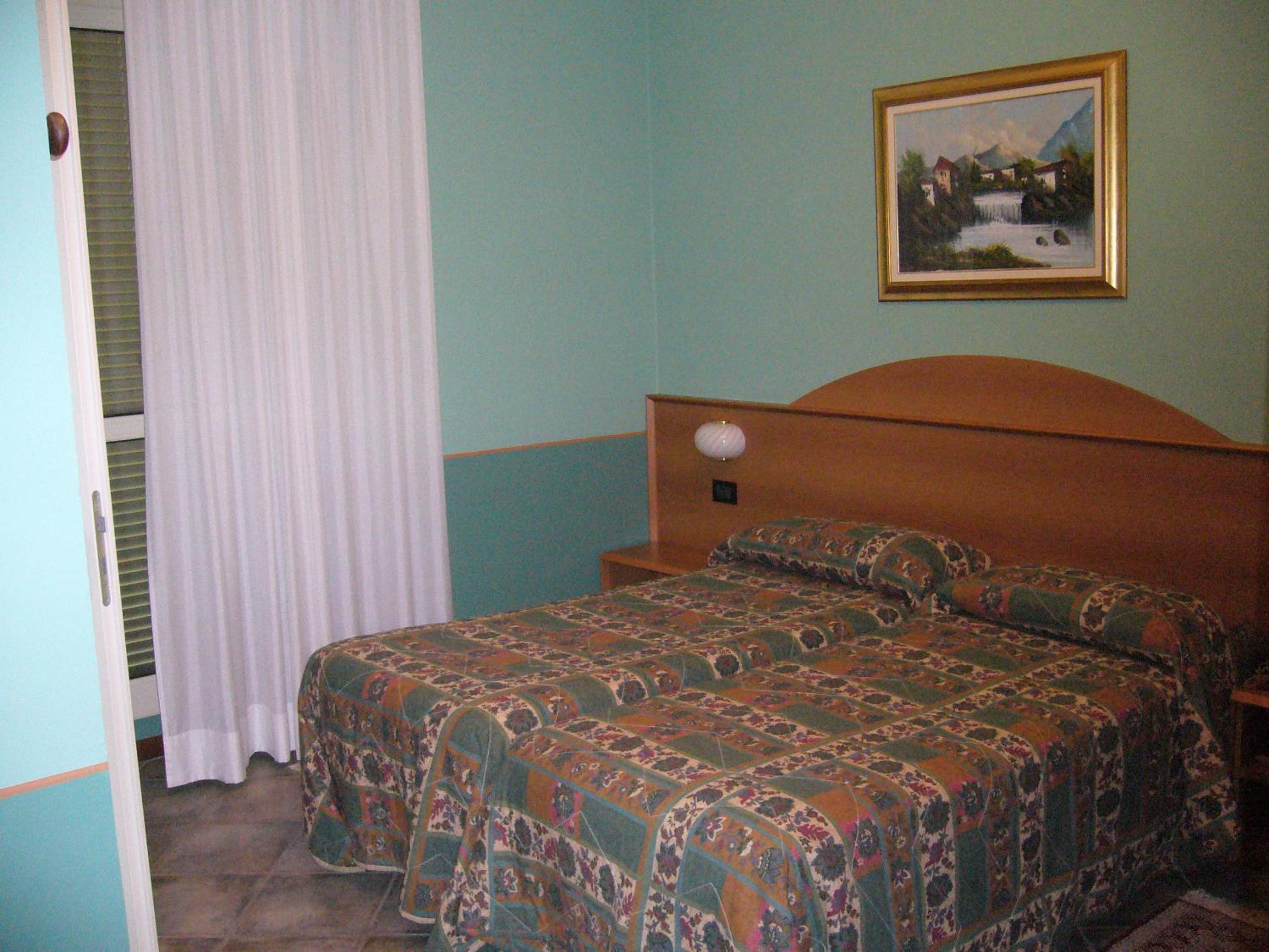 Double or Twin Room with Balcony - Photo 9
