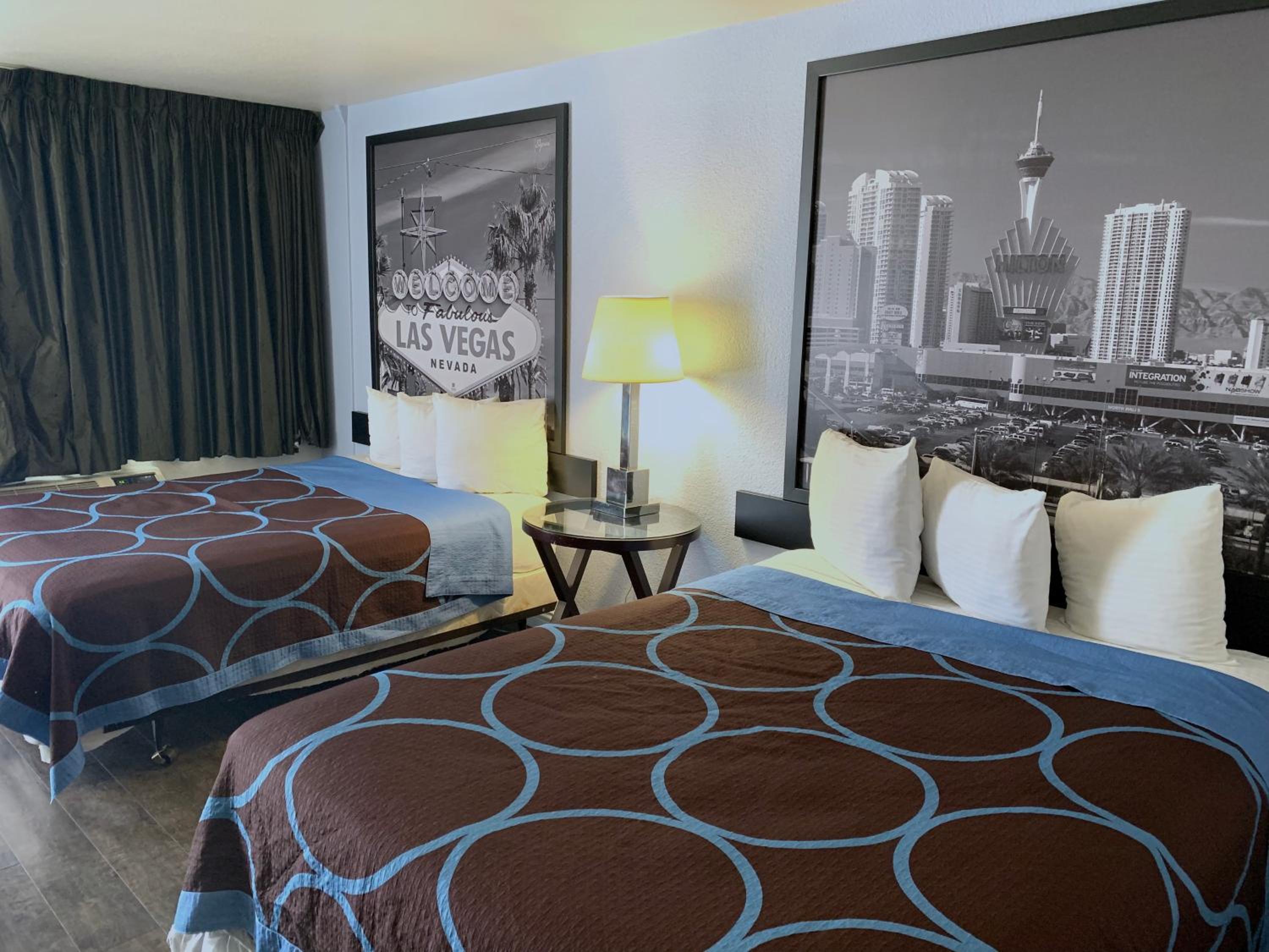 Queen Room with Two Queen Beds - Non-Smoking - Photo 6