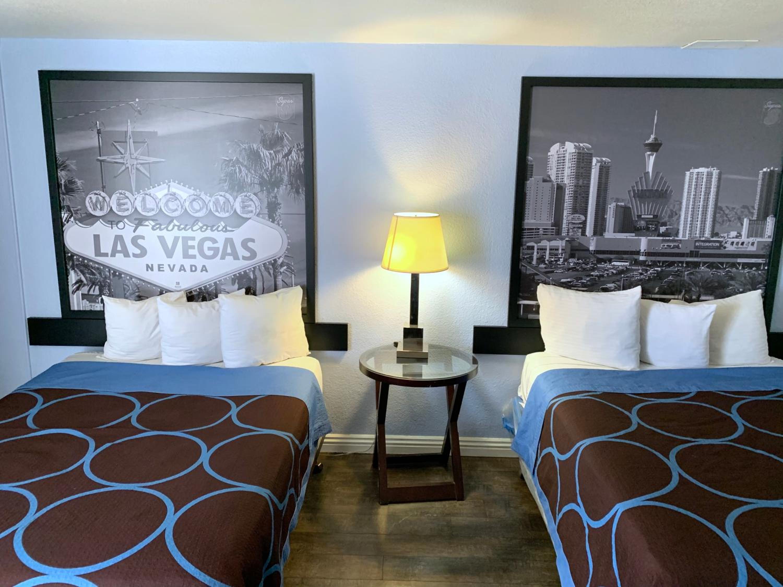 Queen Room with Two Queen Beds - Non-Smoking - Photo 3