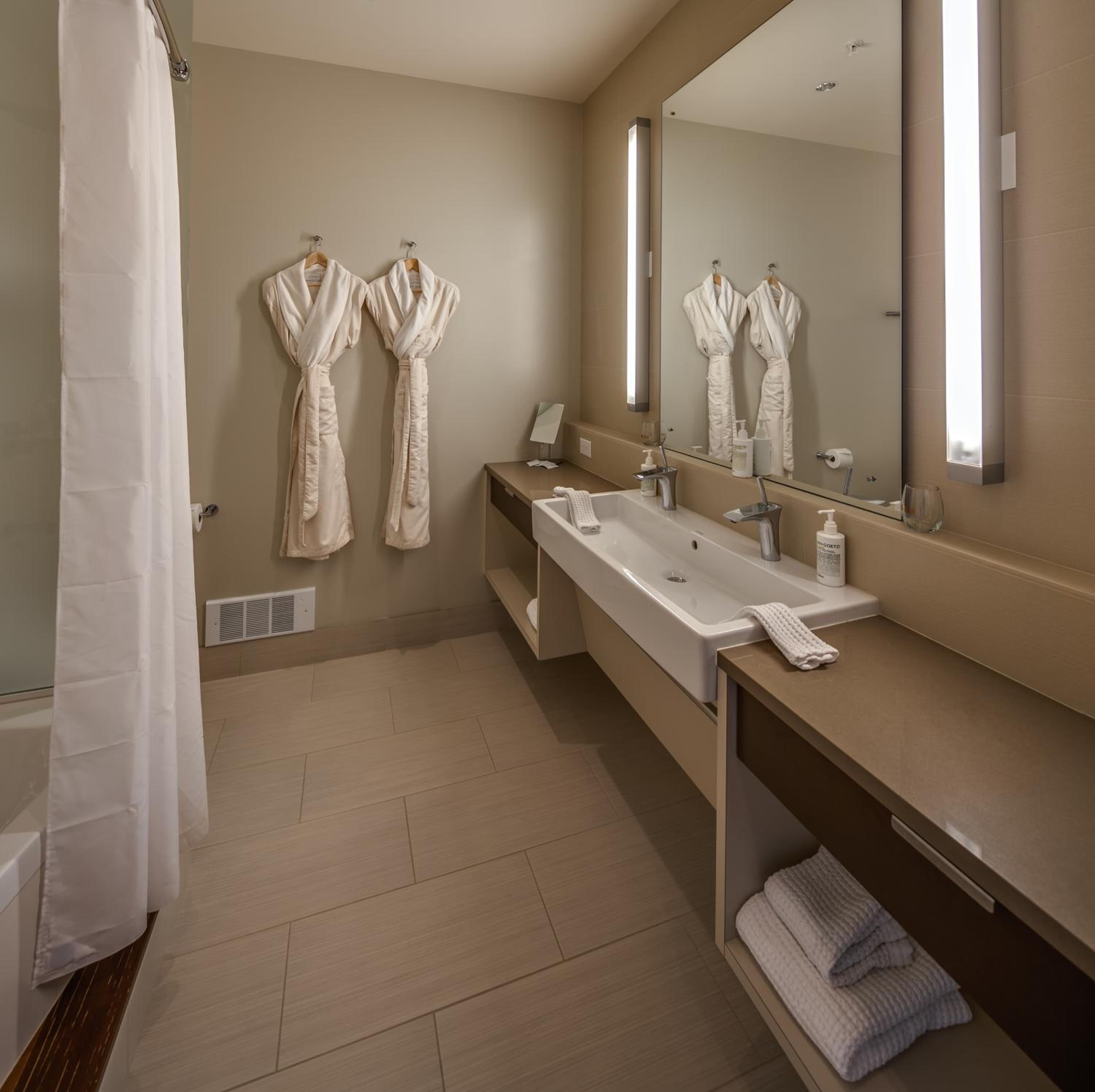 Deluxe King Room photo 3
