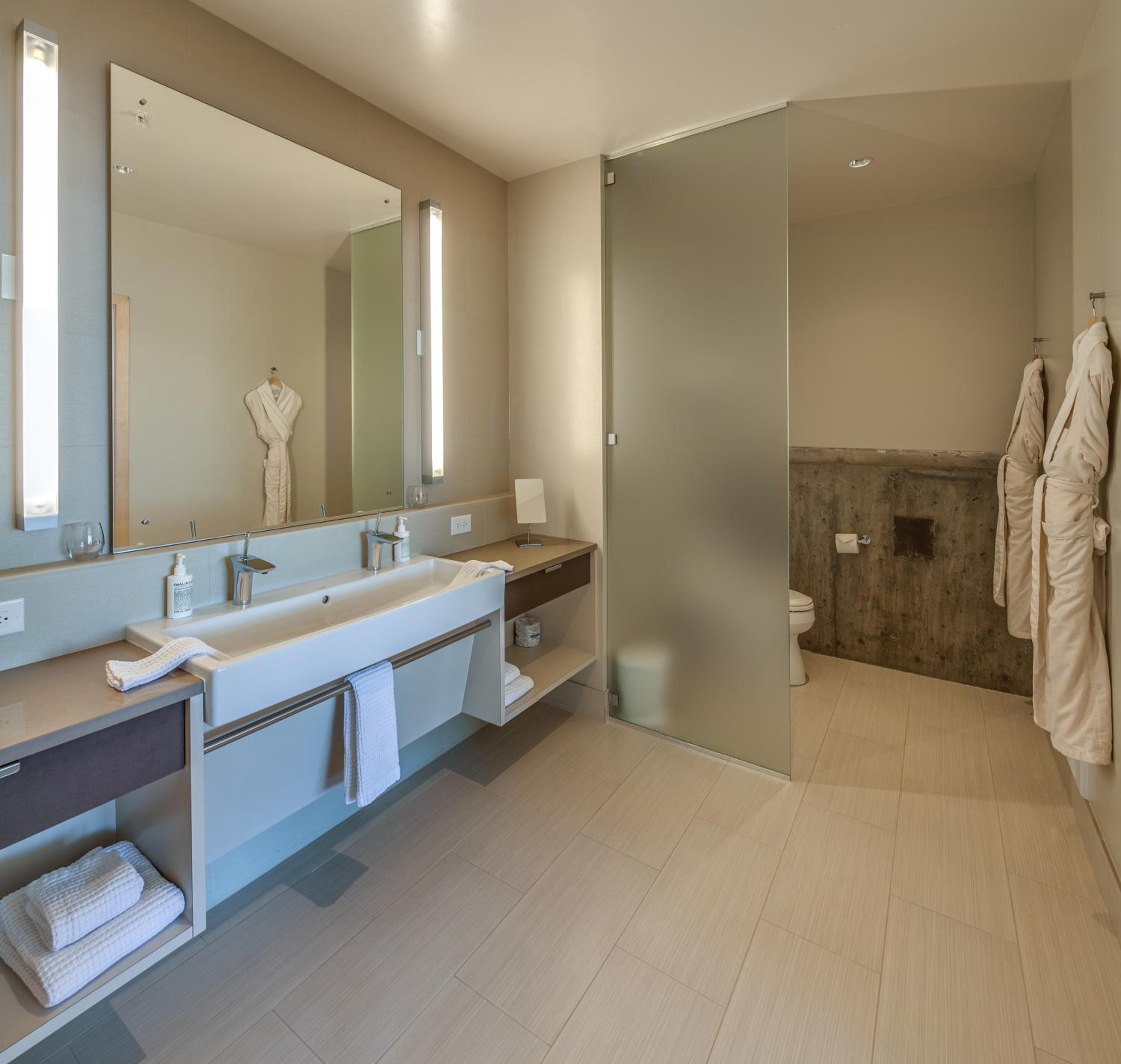 Deluxe King Room photo 2