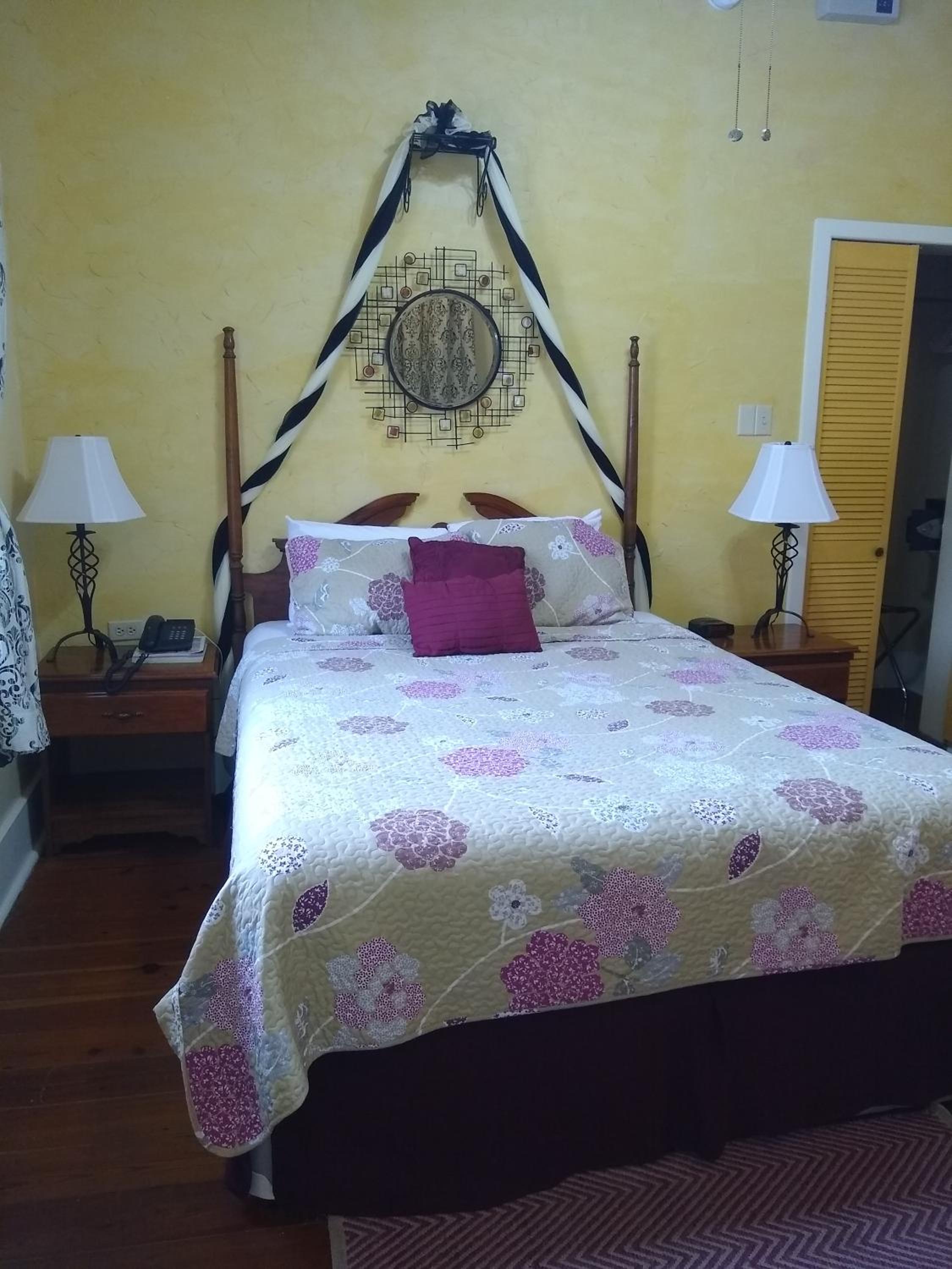 Queen Room photo 2