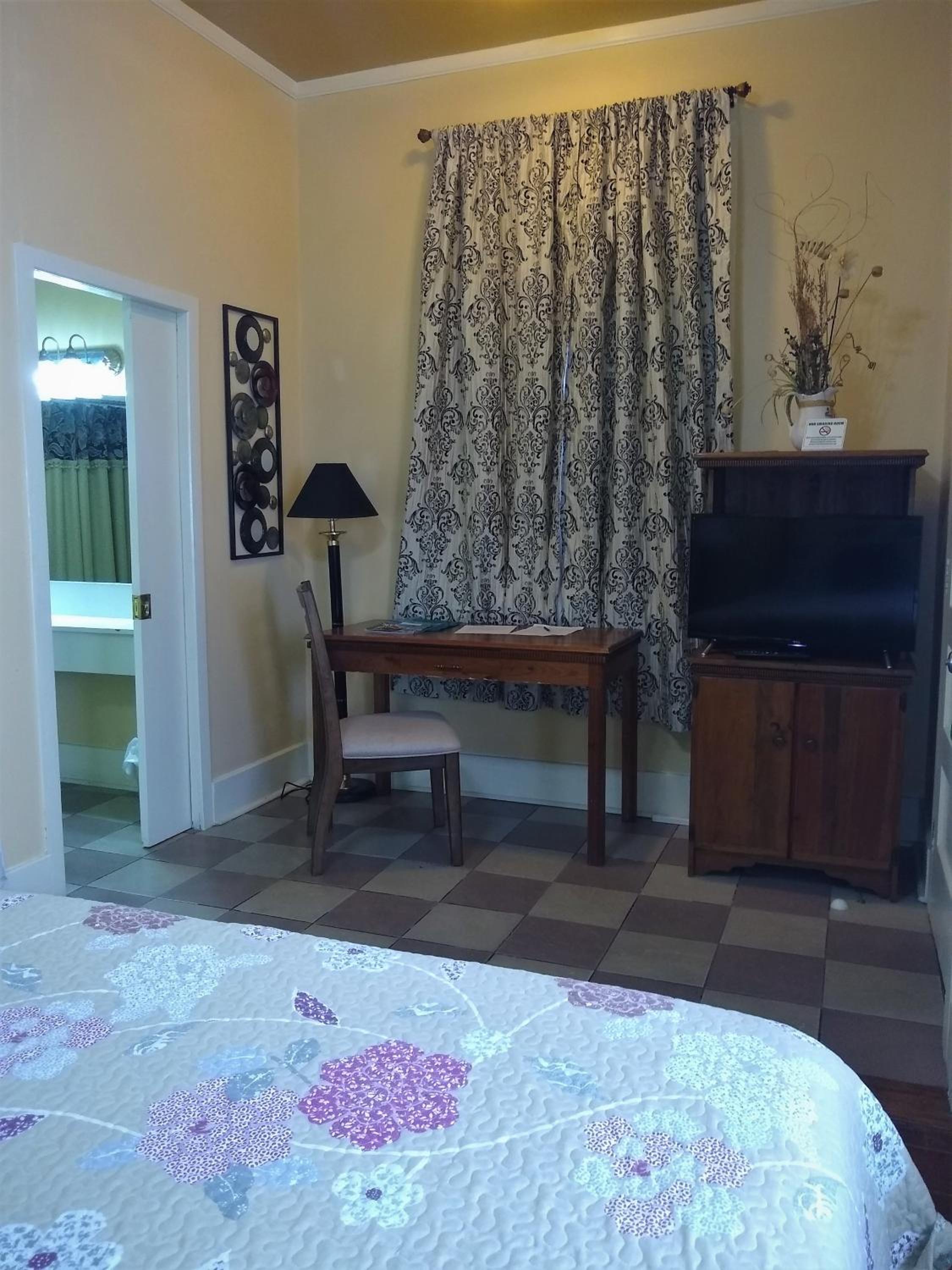 Queen Room photo 1