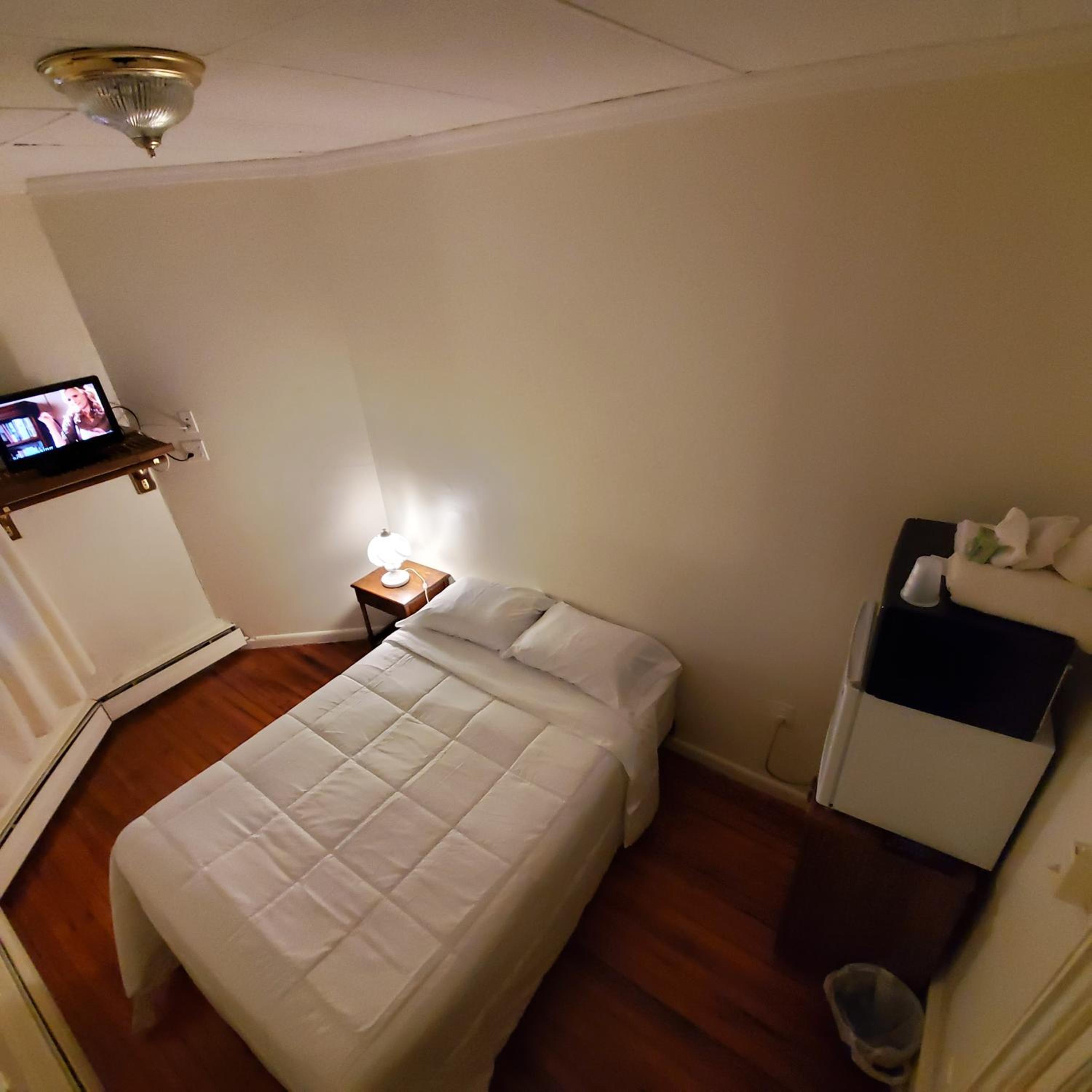 Budget Double Room - Photo 1