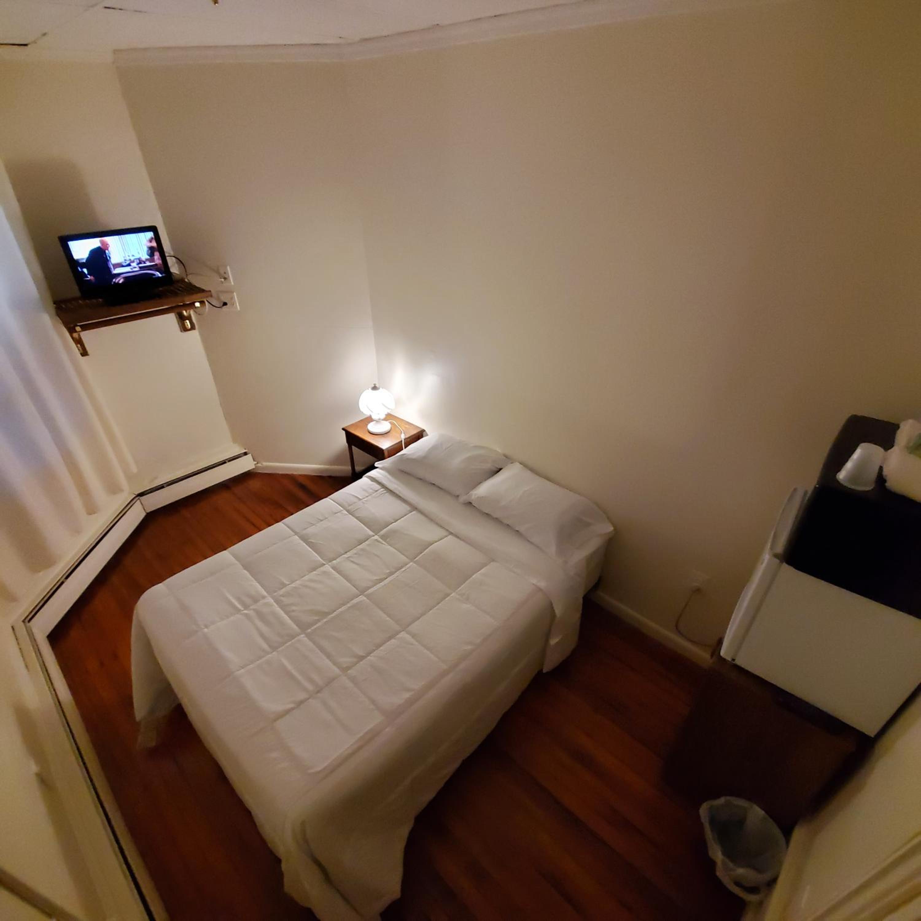 Budget Double Room - Photo 3