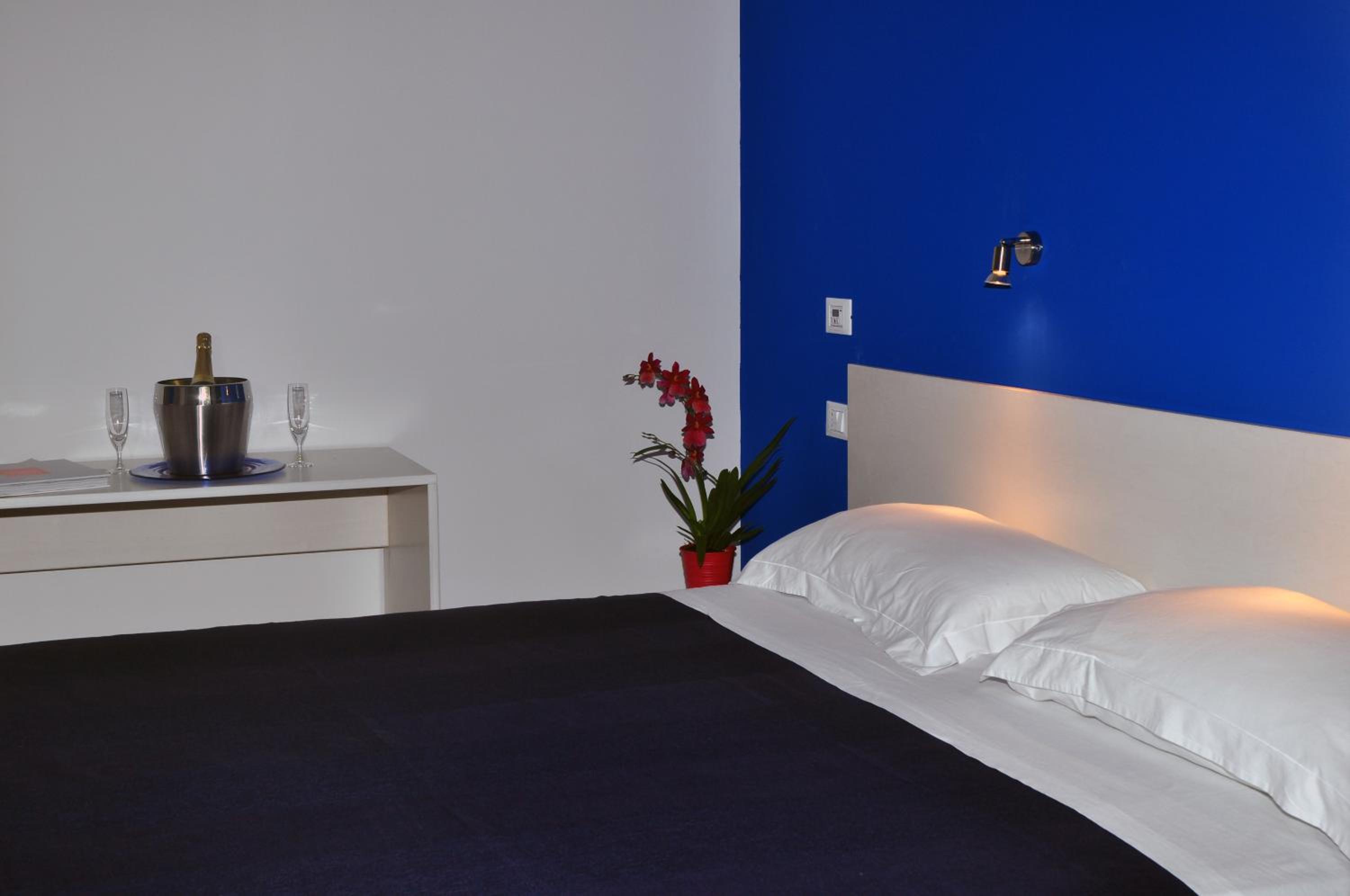 Double Room with Balcony - Photo 20