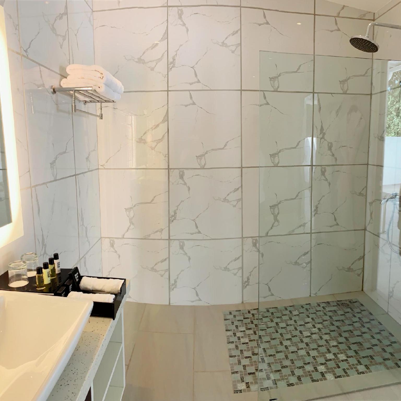 Twin Room with Pool View - Photo 16