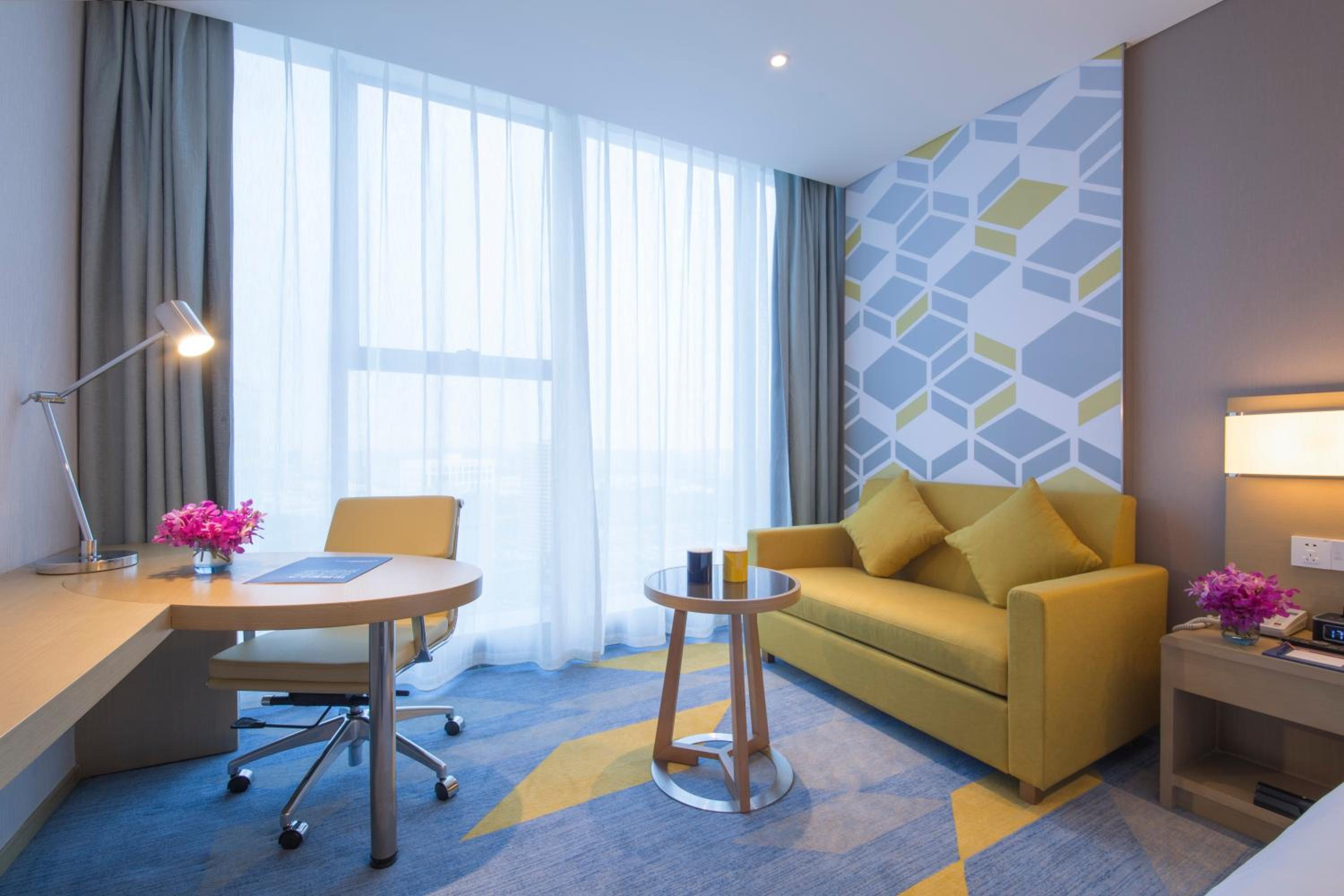Standard King Room with Lake View photo 1