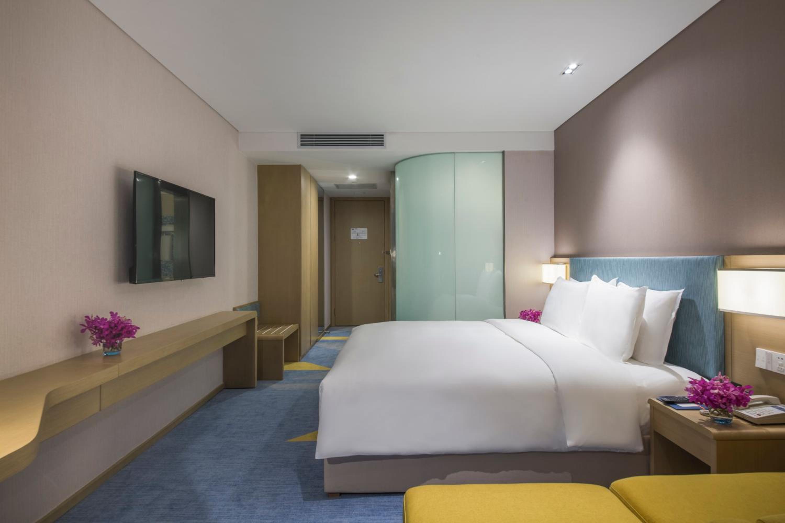 Standard King Room - Accessible photo 3