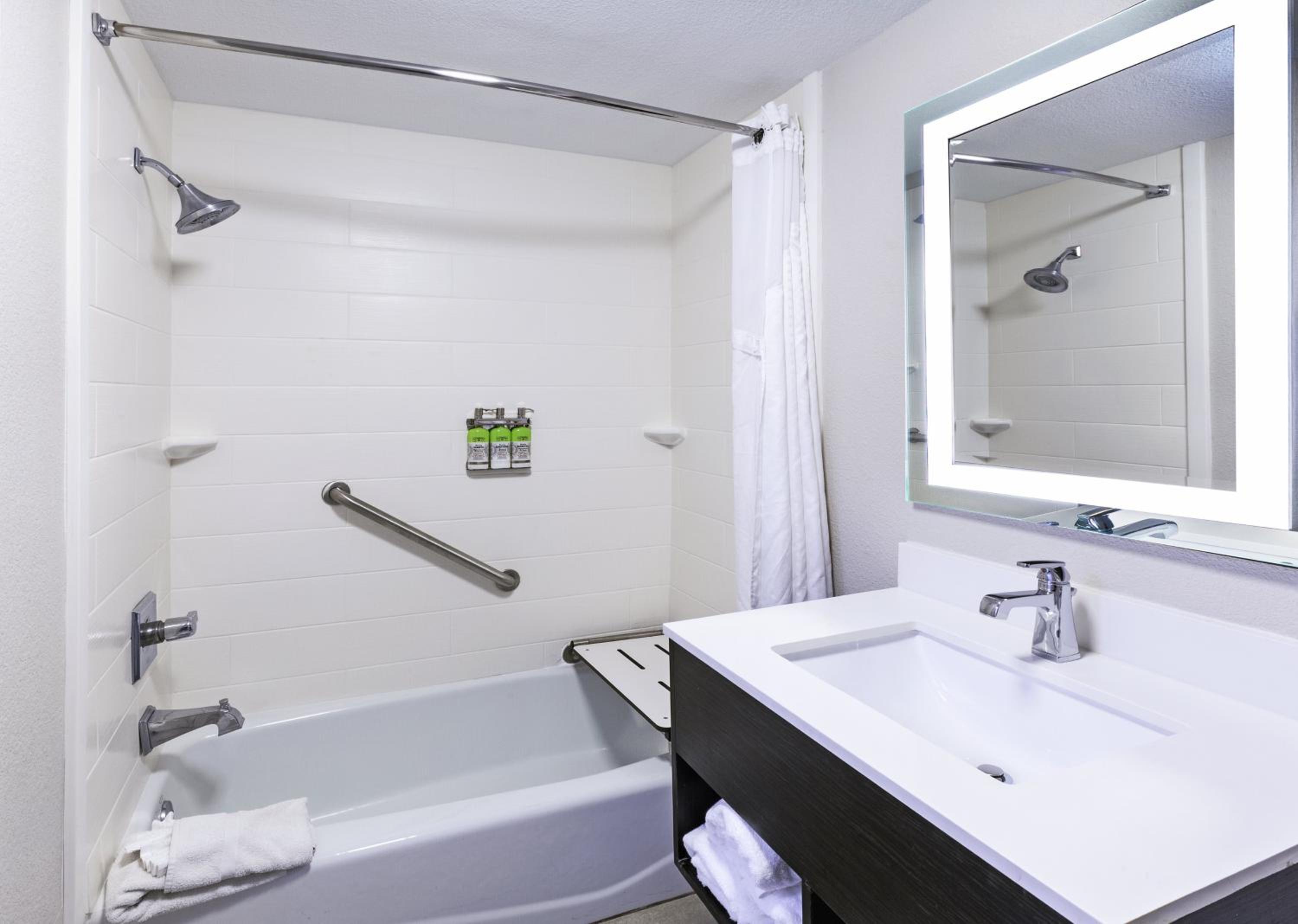Standard Queen Room with Two Queen Beds and Mobility Accessible Tub - Photo 8