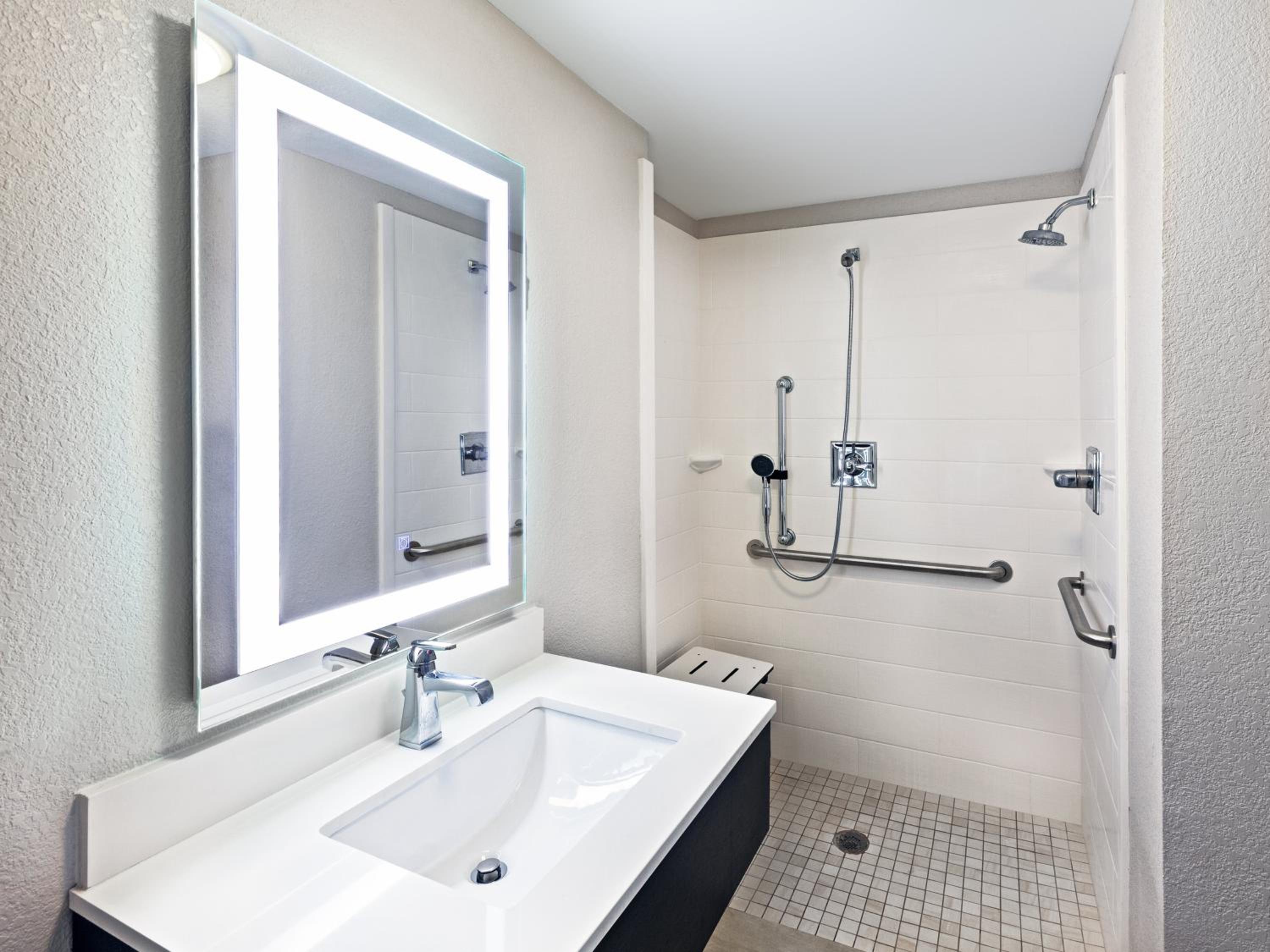 Standard King Room with Roll-in Shower - Mobility Accessible - Photo 3