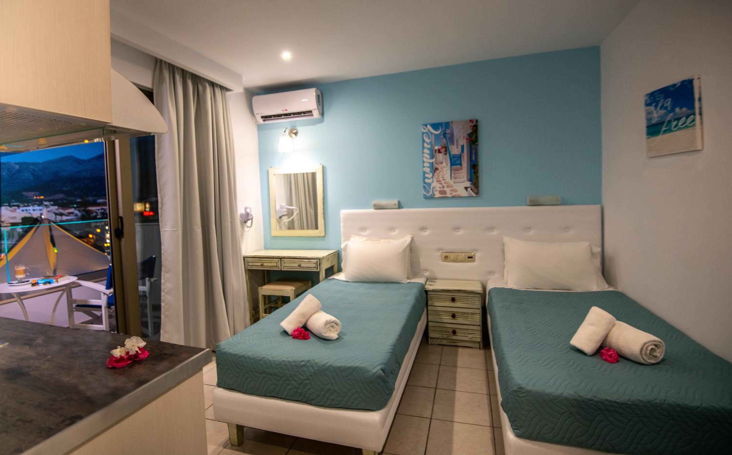 Superior Twin/Double Studio with Side Sea View 