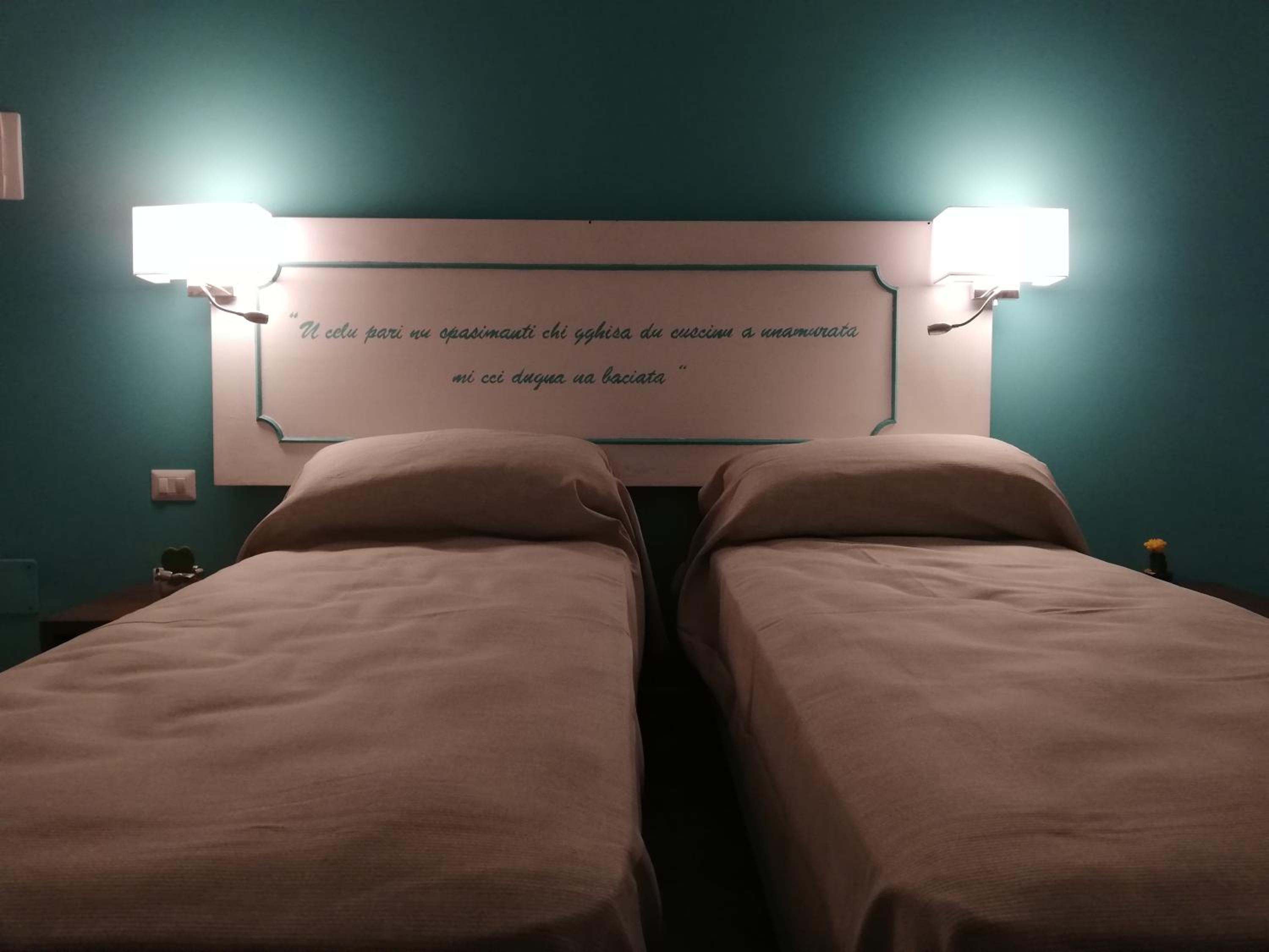 Double or Twin Room with Private Bathroom - Photo 6