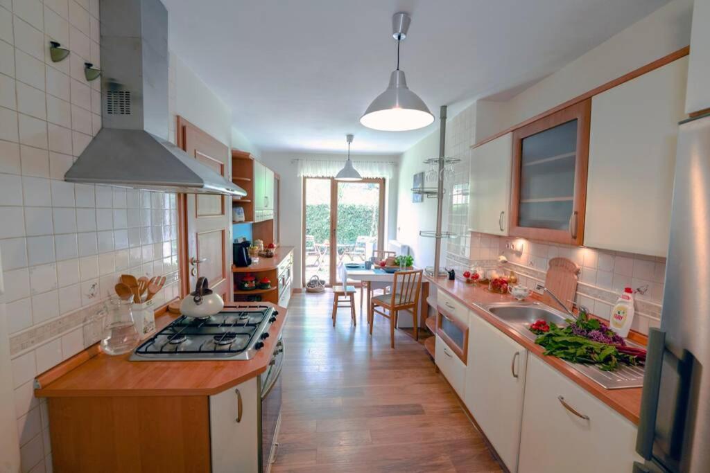 Five-Bedroom House photo 1