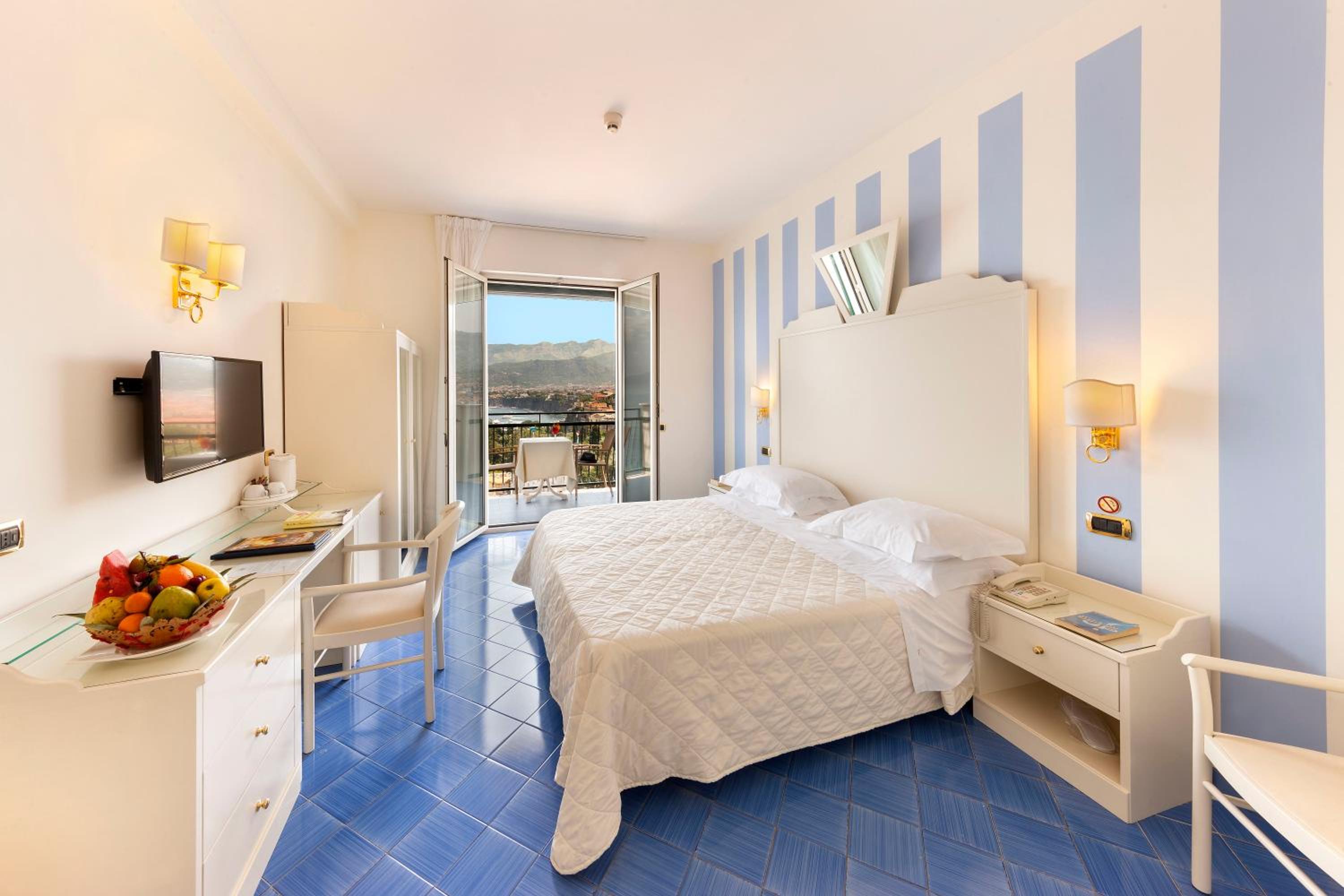 Double Room with Balcony and Sea View - Photo 3