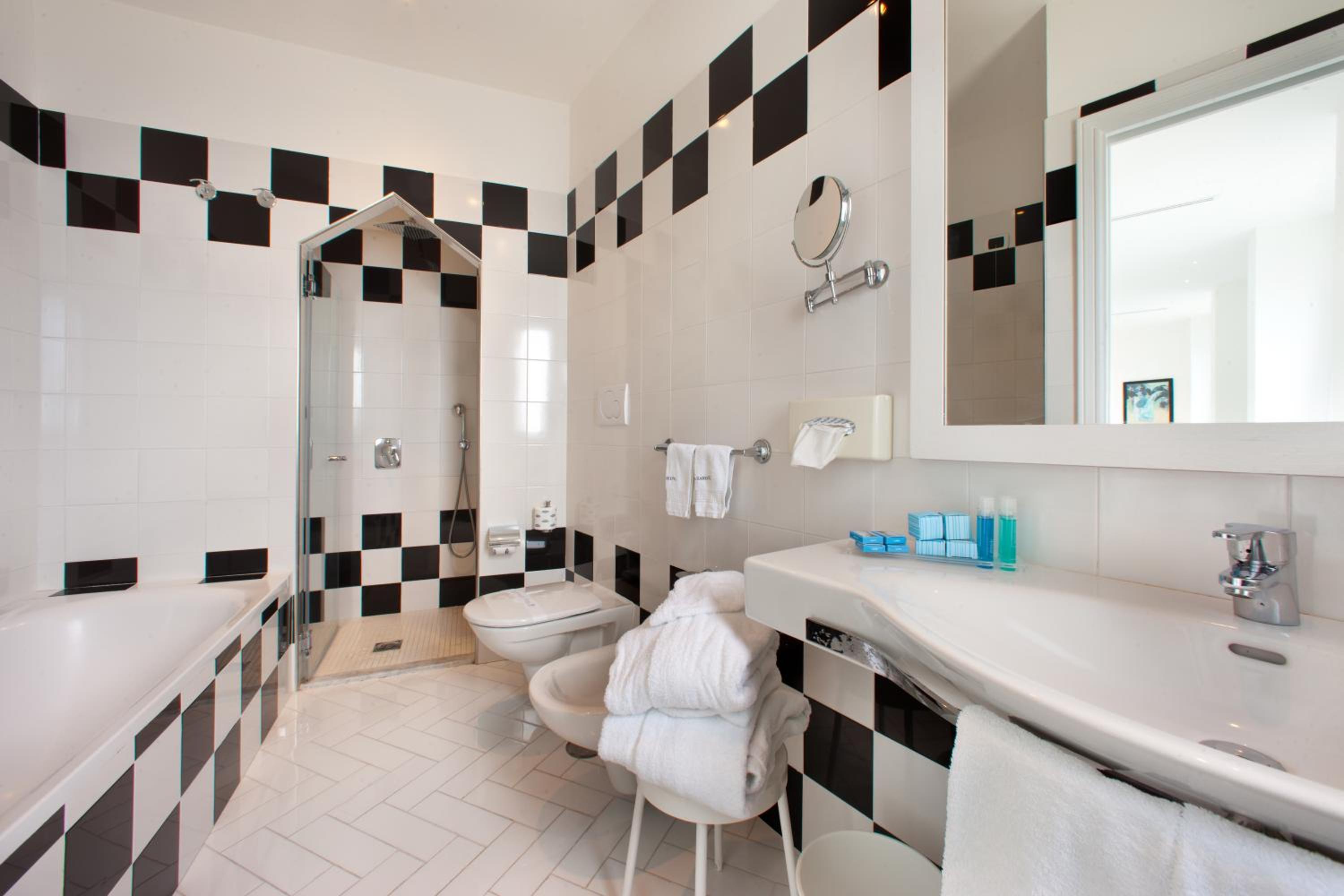 Suite with Spa Bath - Photo 18