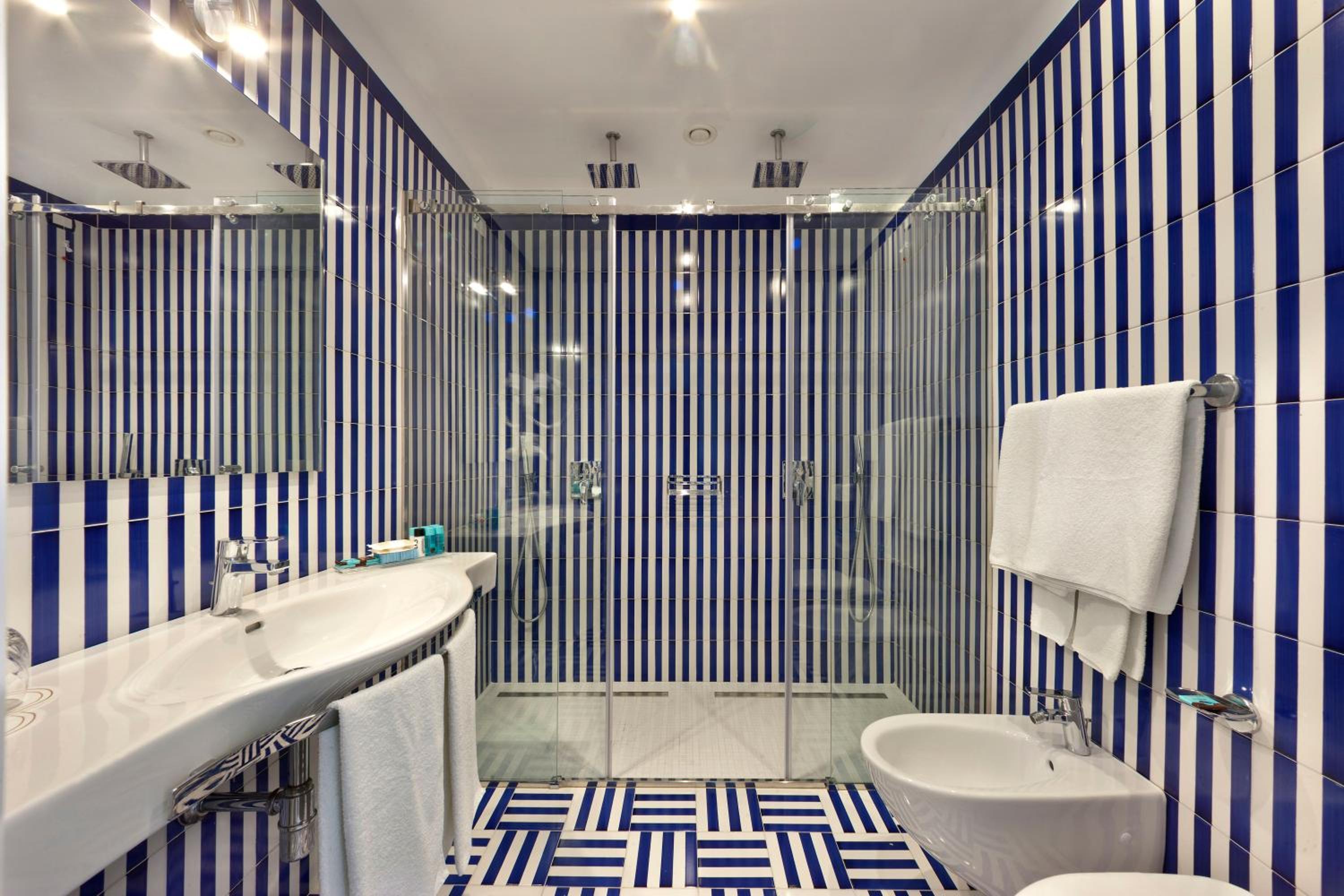 Suite with Spa Bath - Photo 10