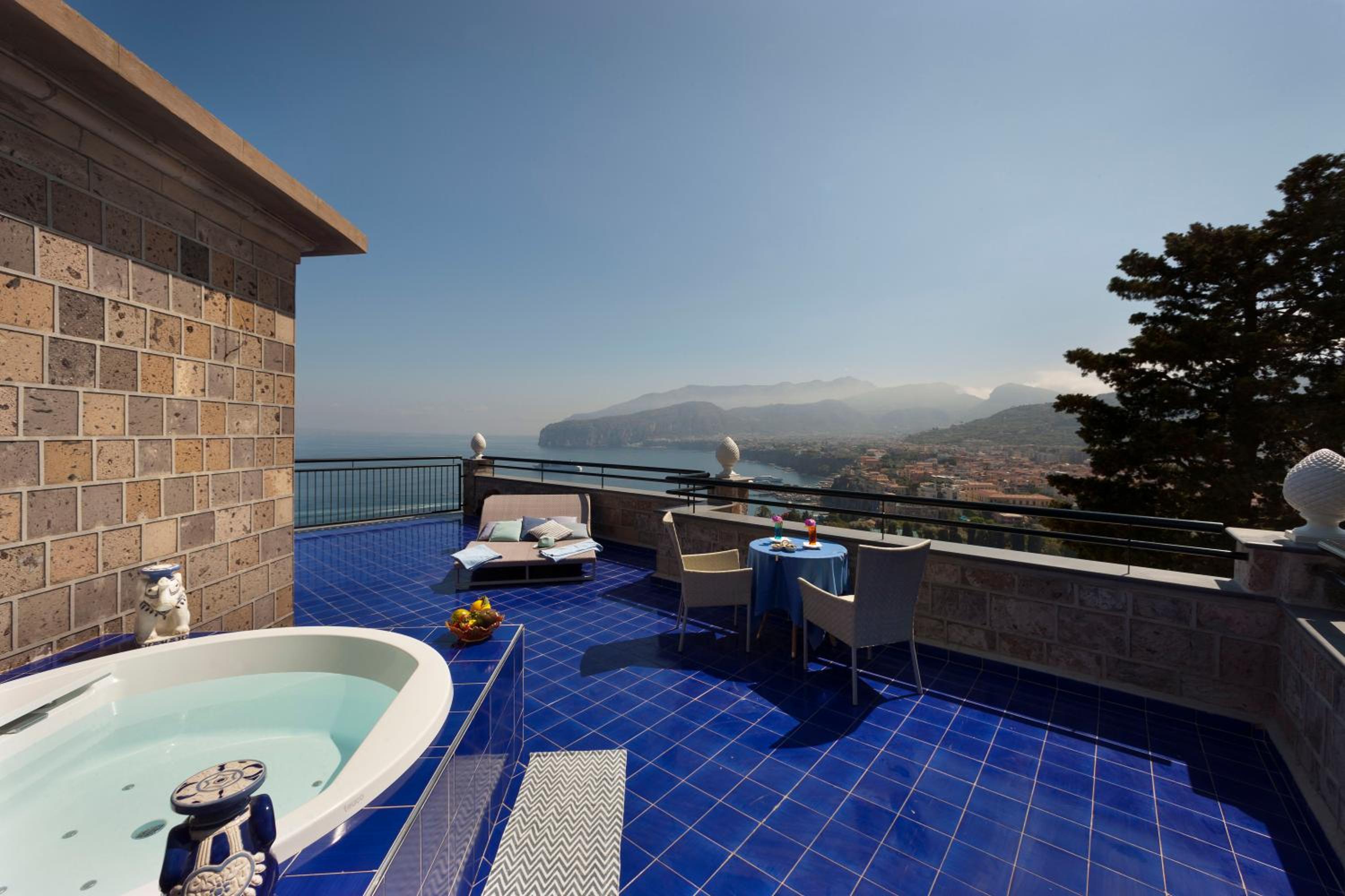 Suite with Spa Bath - Photo 2