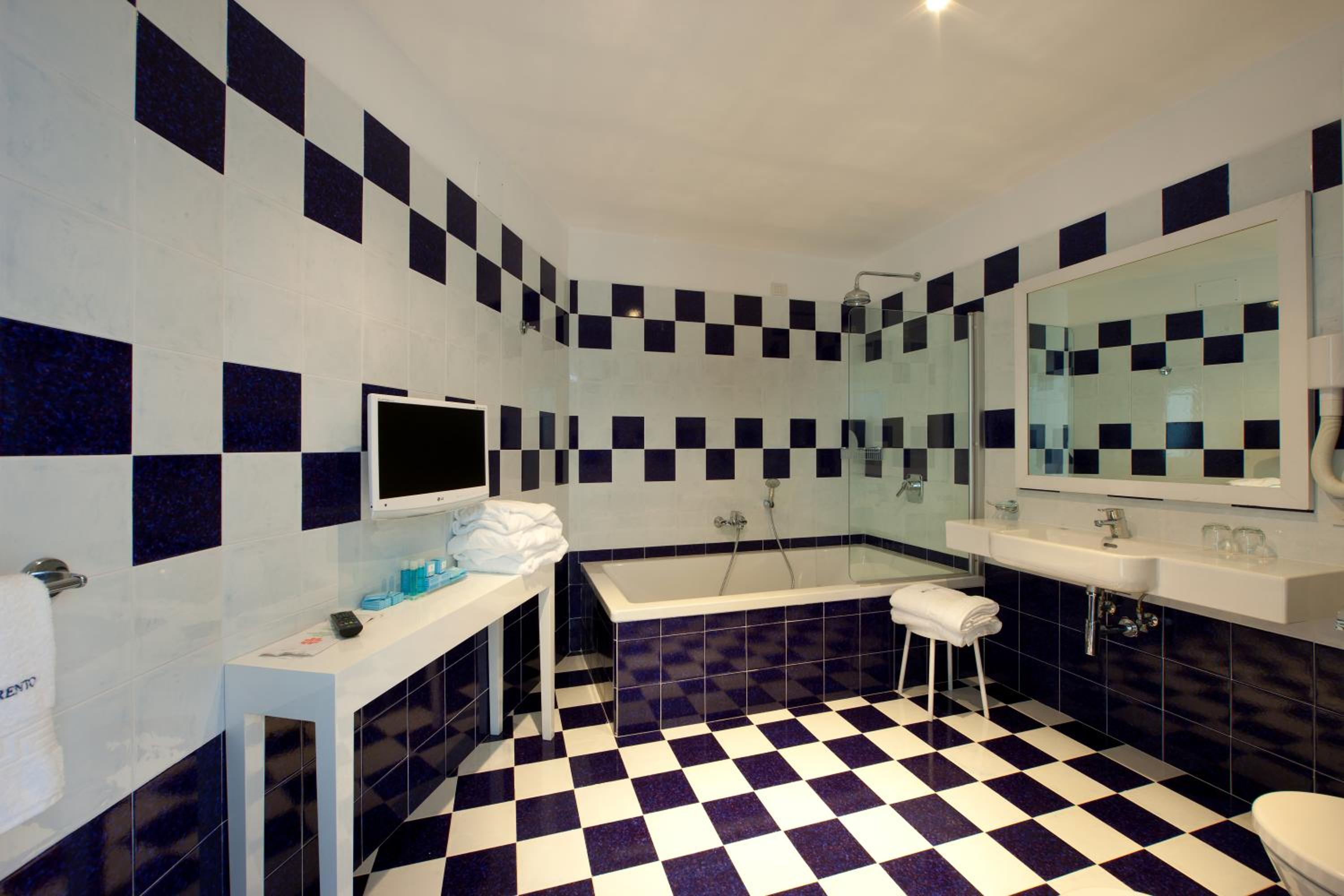 Suite with Spa Bath - Photo 9