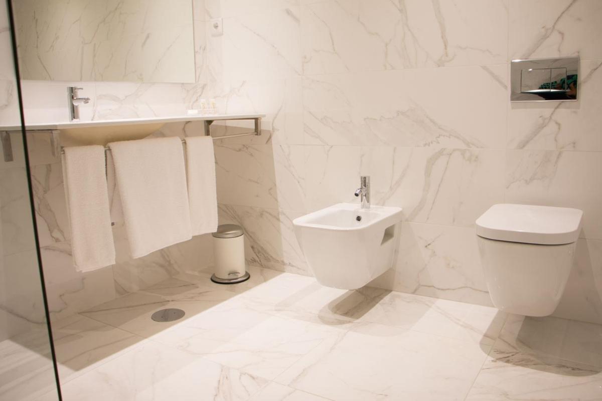 Deluxe Double Room with Balcony - Photo 2