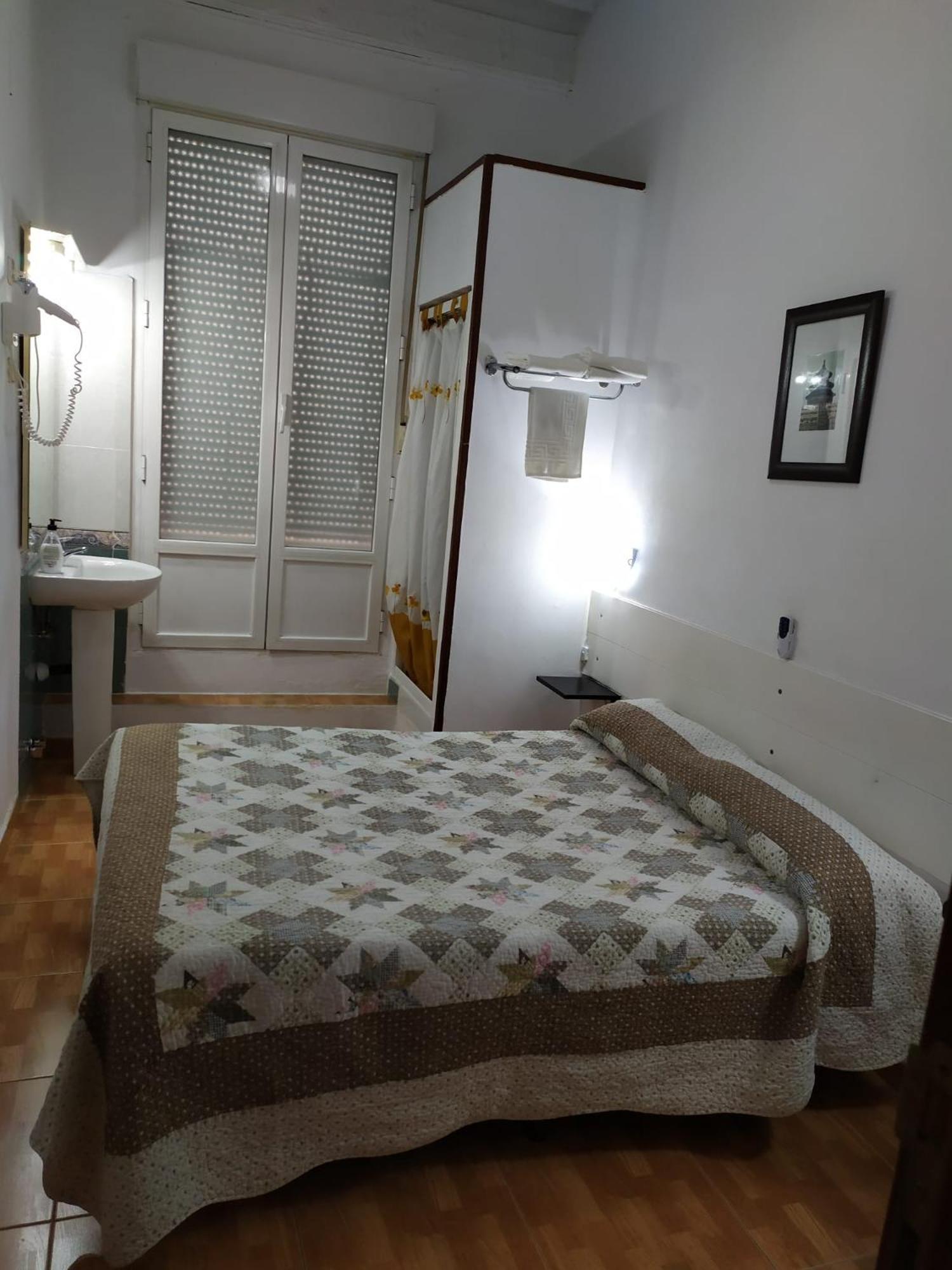 Habitación Doble con Baño Compartido - No Fumar